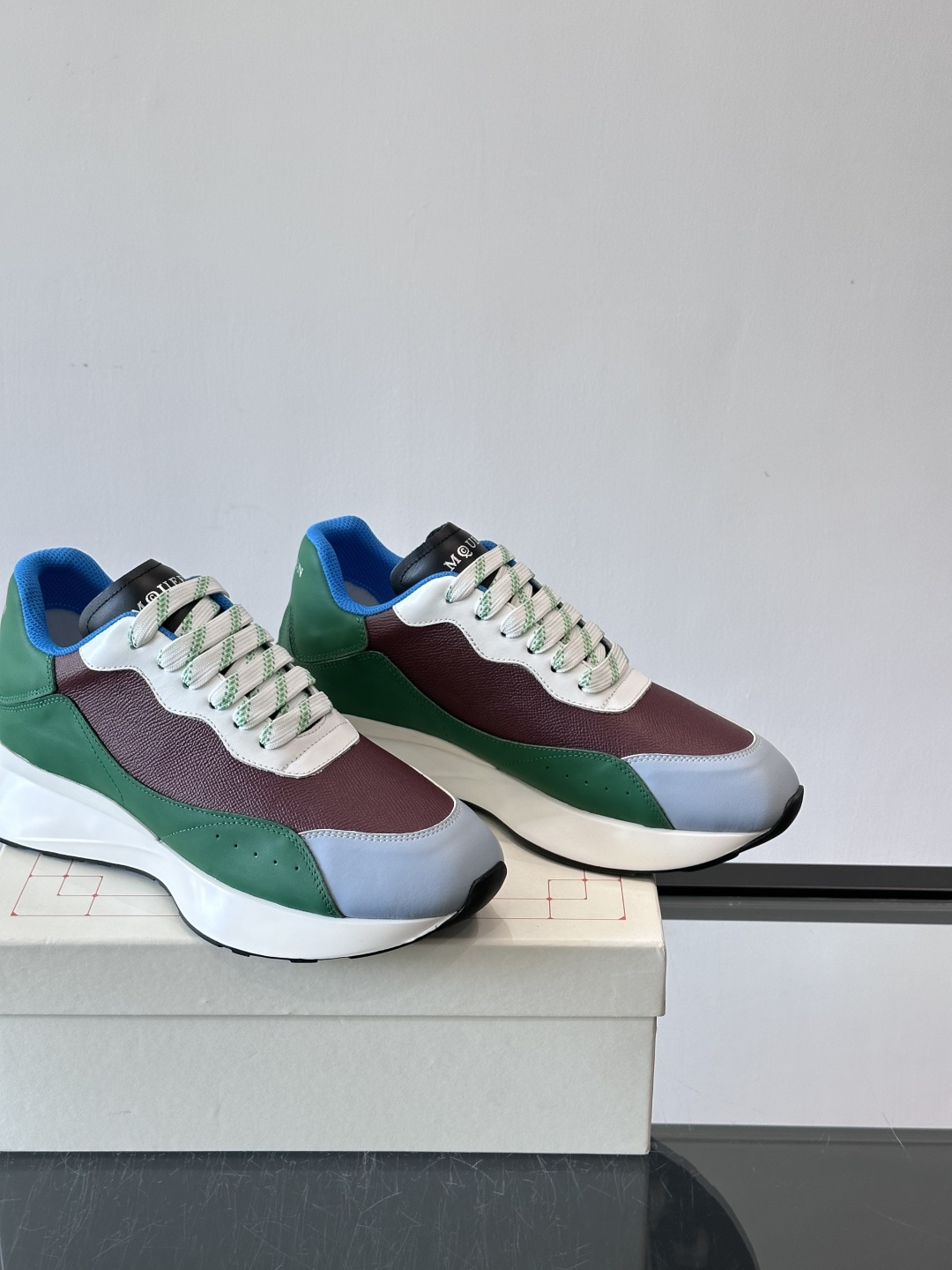 Alexander McQueen休闲运动鞋灵感源自80年代复古跑鞋，采用多材质拼接，牛皮革与织物结合，