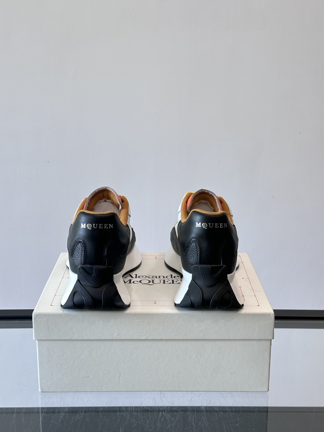 Alexander McQueen休闲运动鞋灵感源自80年代复古跑鞋，采用多材质拼接，牛皮革与织物结合，