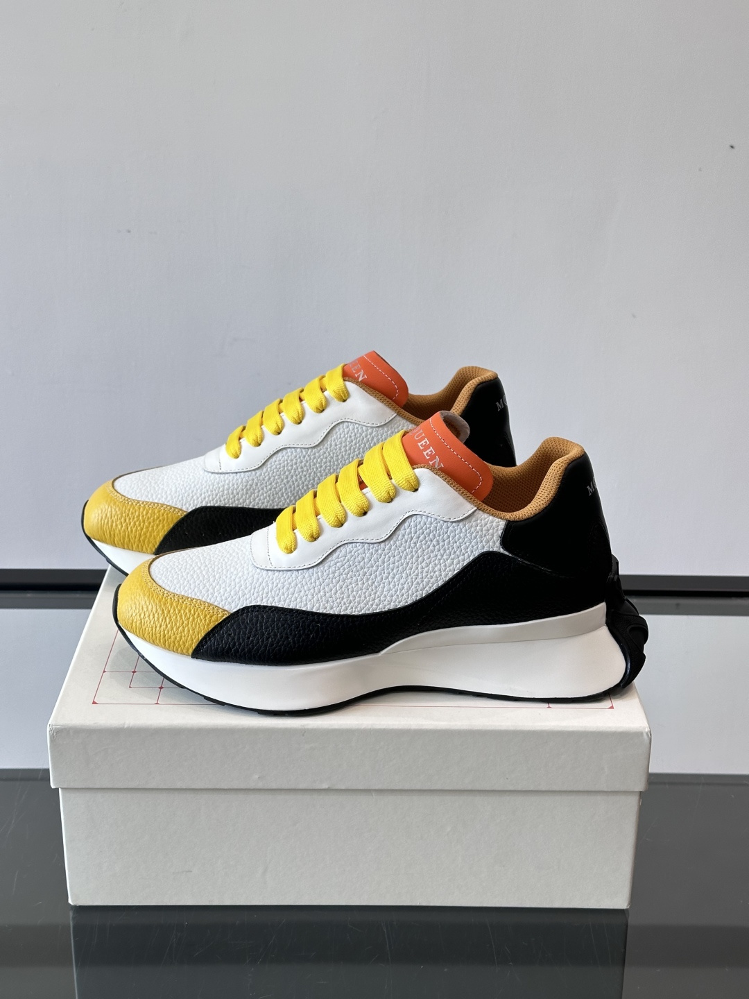 Alexander McQueen休闲运动鞋灵感源自80年代复古跑鞋，采用多材质拼接，牛皮革与织物结合，