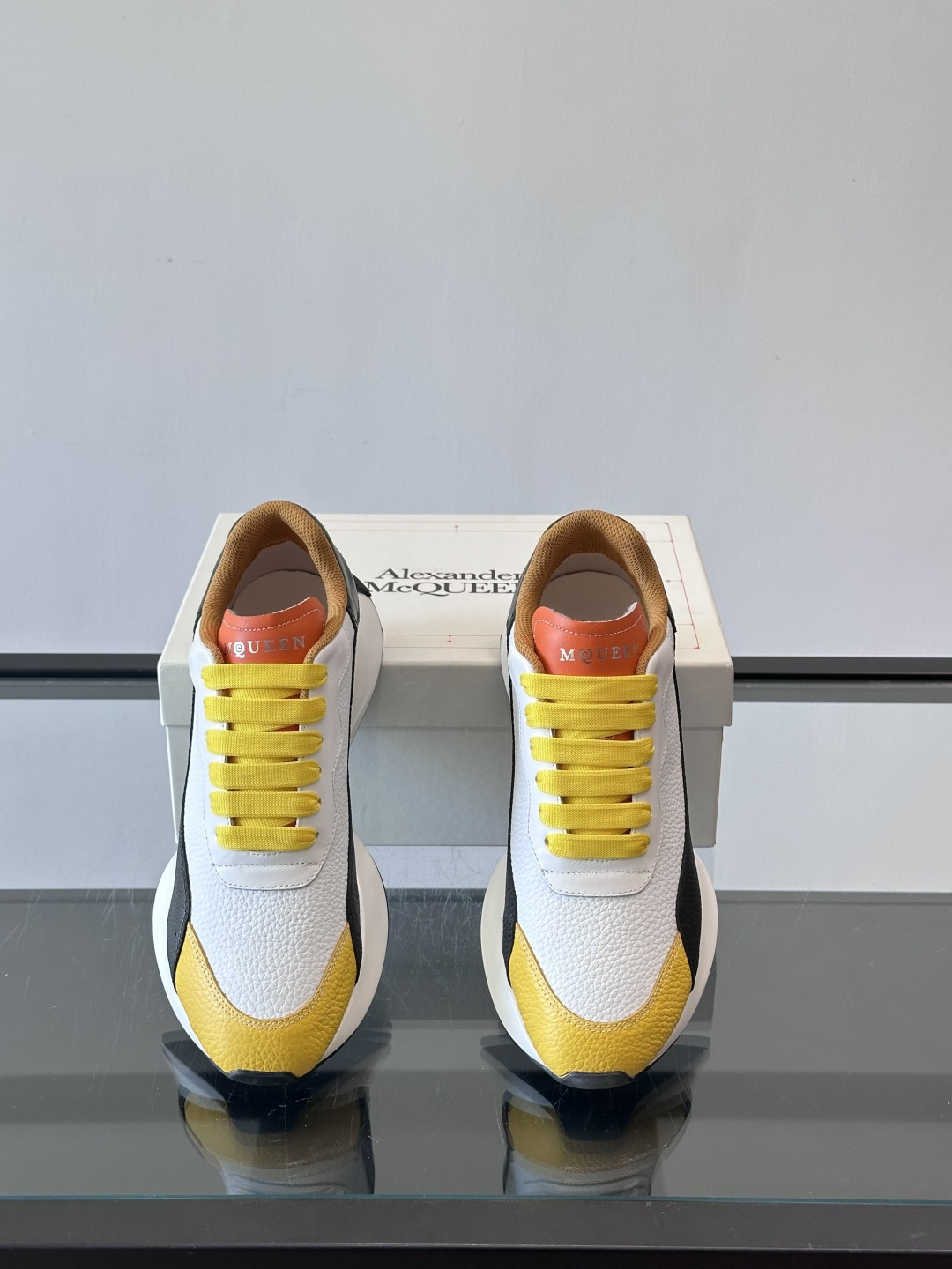 Alexander McQueen休闲运动鞋灵感源自80年代复古跑鞋，采用多材质拼接，牛皮革与织物结合，