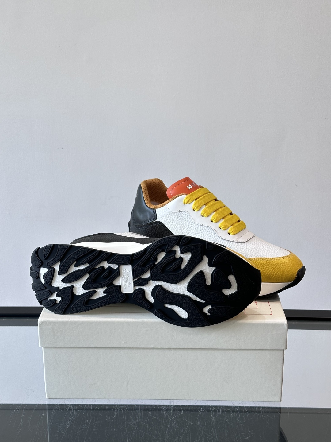 Alexander McQueen休闲运动鞋灵感源自80年代复古跑鞋，采用多材质拼接，牛皮革与织物结合，