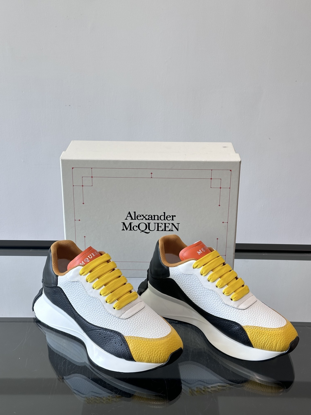 Alexander McQueen休闲运动鞋灵感源自80年代复古跑鞋，采用多材质拼接，牛皮革与织物结合，
