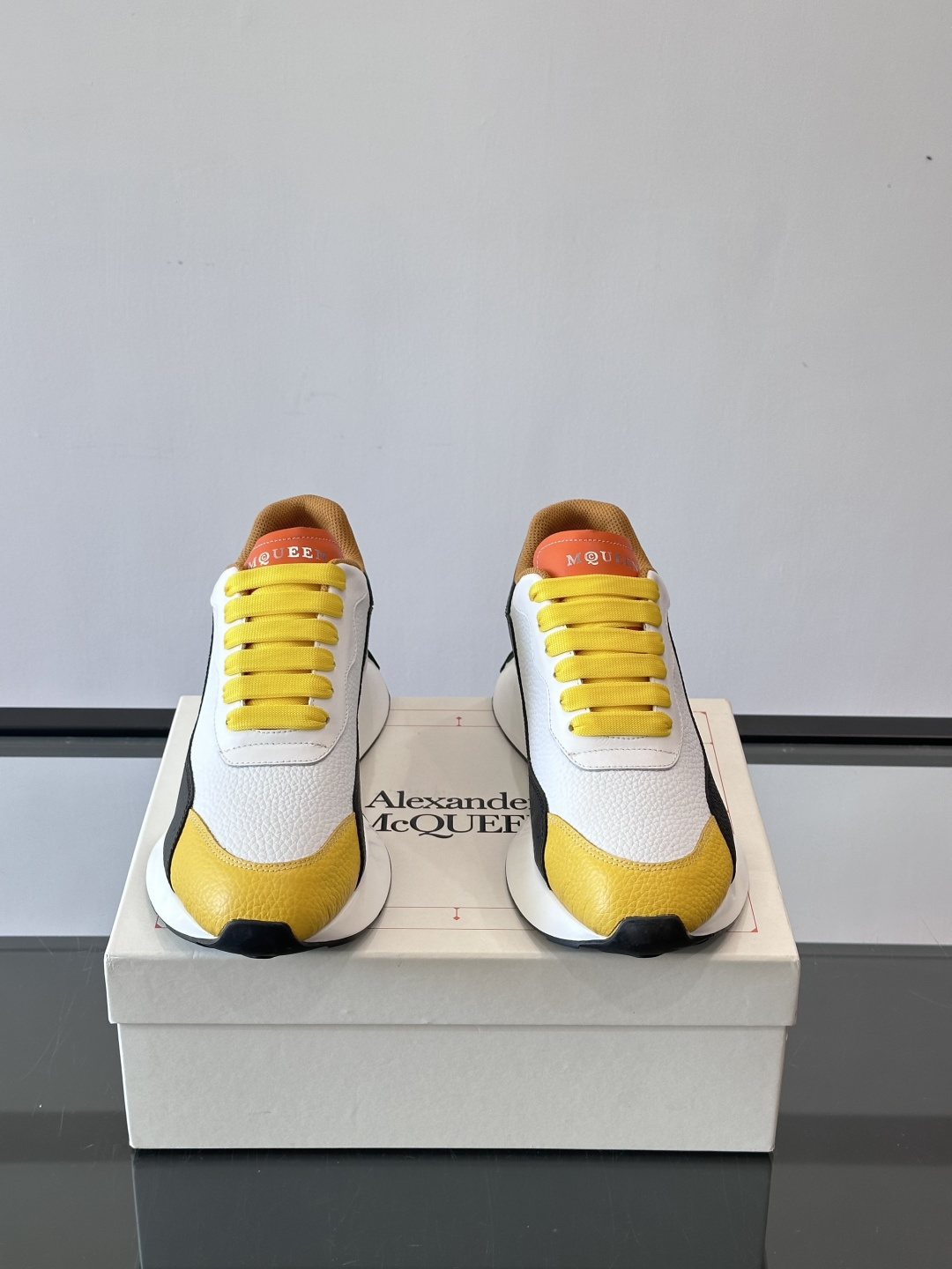 Alexander McQueen休闲运动鞋灵感源自80年代复古跑鞋，采用多材质拼接，牛皮革与织物结合，