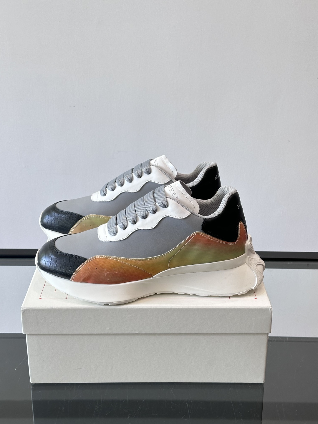 Alexander McQueen休闲运动鞋灵感源自80年代复古跑鞋，采用多材质拼接，牛皮革与织物结合，