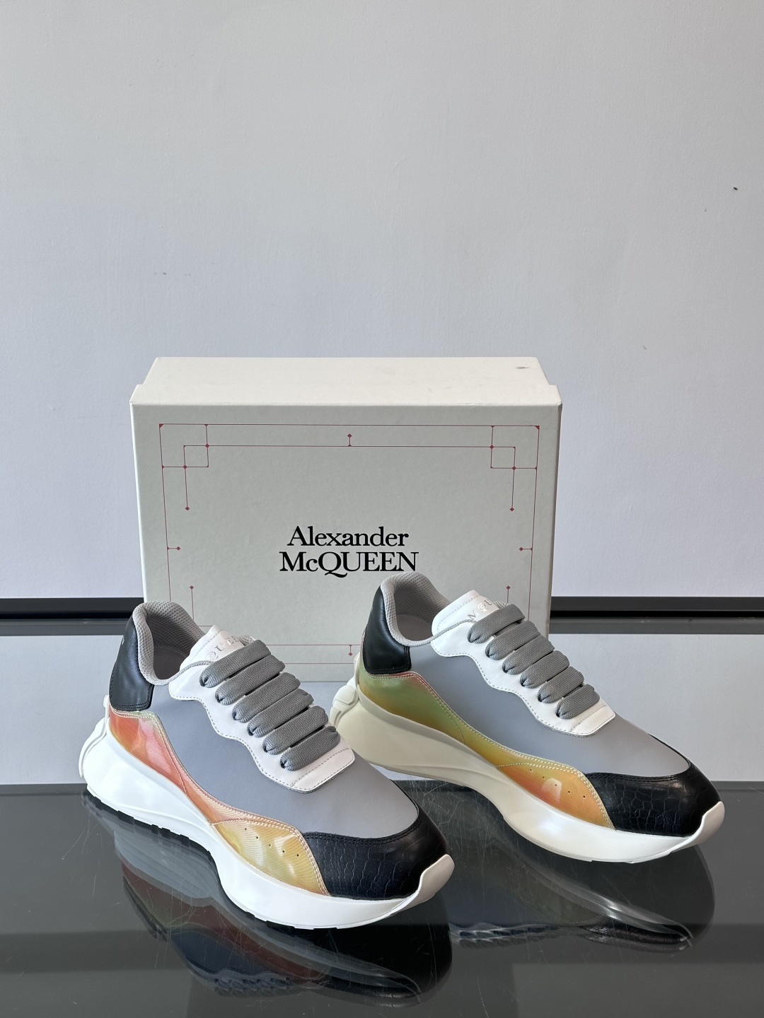 Alexander McQueen休闲运动鞋灵感源自80年代复古跑鞋，采用多材质拼接，牛皮革与织物结合，