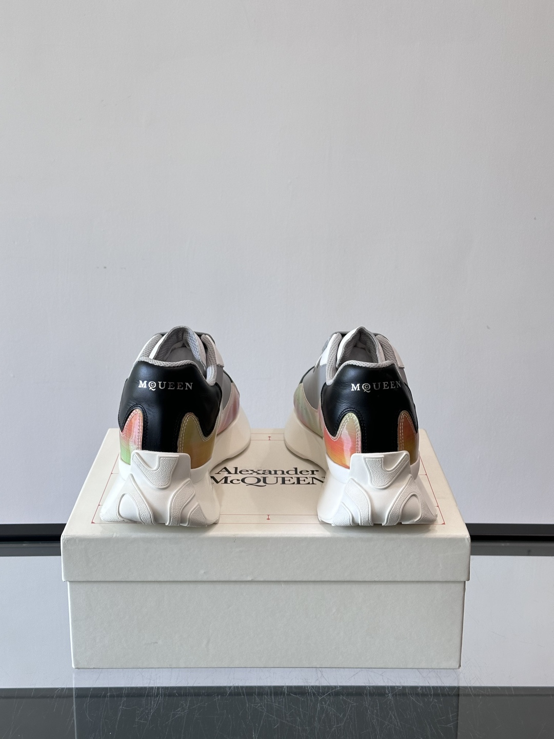 Alexander McQueen休闲运动鞋灵感源自80年代复古跑鞋，采用多材质拼接，牛皮革与织物结合，