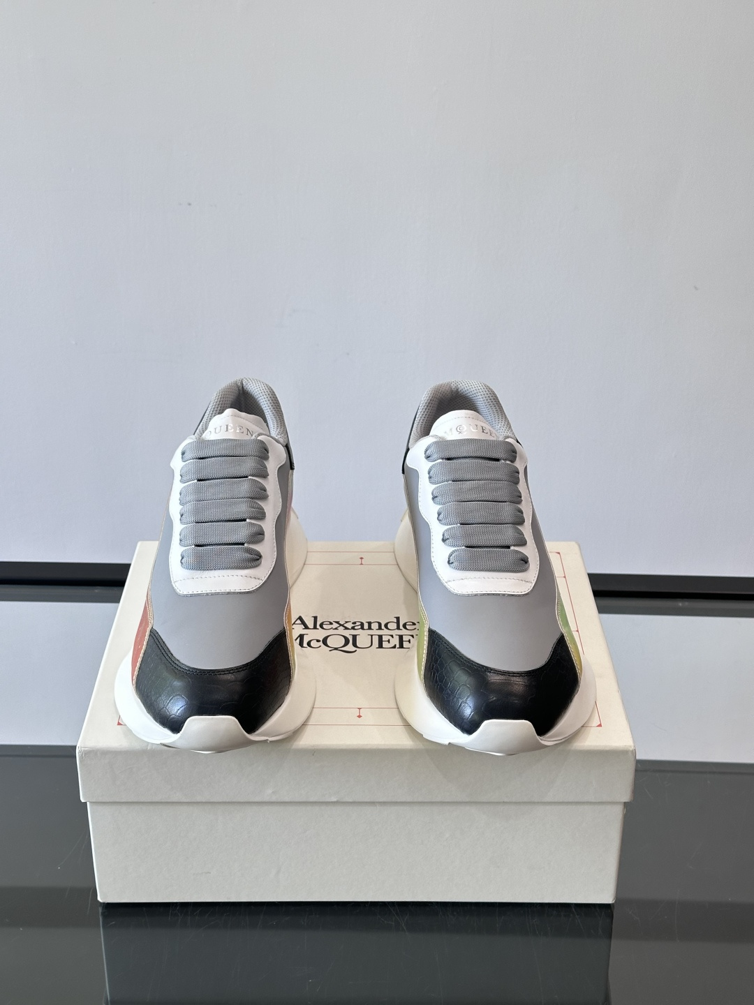 Alexander McQueen休闲运动鞋灵感源自80年代复古跑鞋，采用多材质拼接，牛皮革与织物结合，