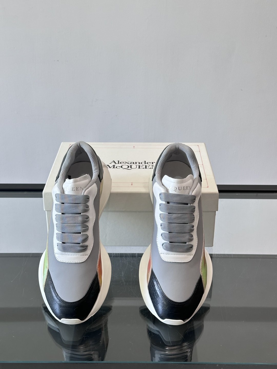 Alexander McQueen休闲运动鞋灵感源自80年代复古跑鞋，采用多材质拼接，牛皮革与织物结合，