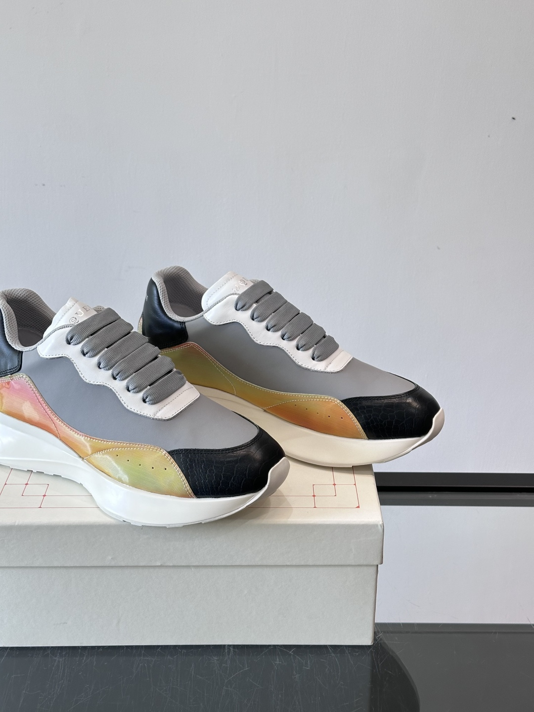 Alexander McQueen休闲运动鞋灵感源自80年代复古跑鞋，采用多材质拼接，牛皮革与织物结合，