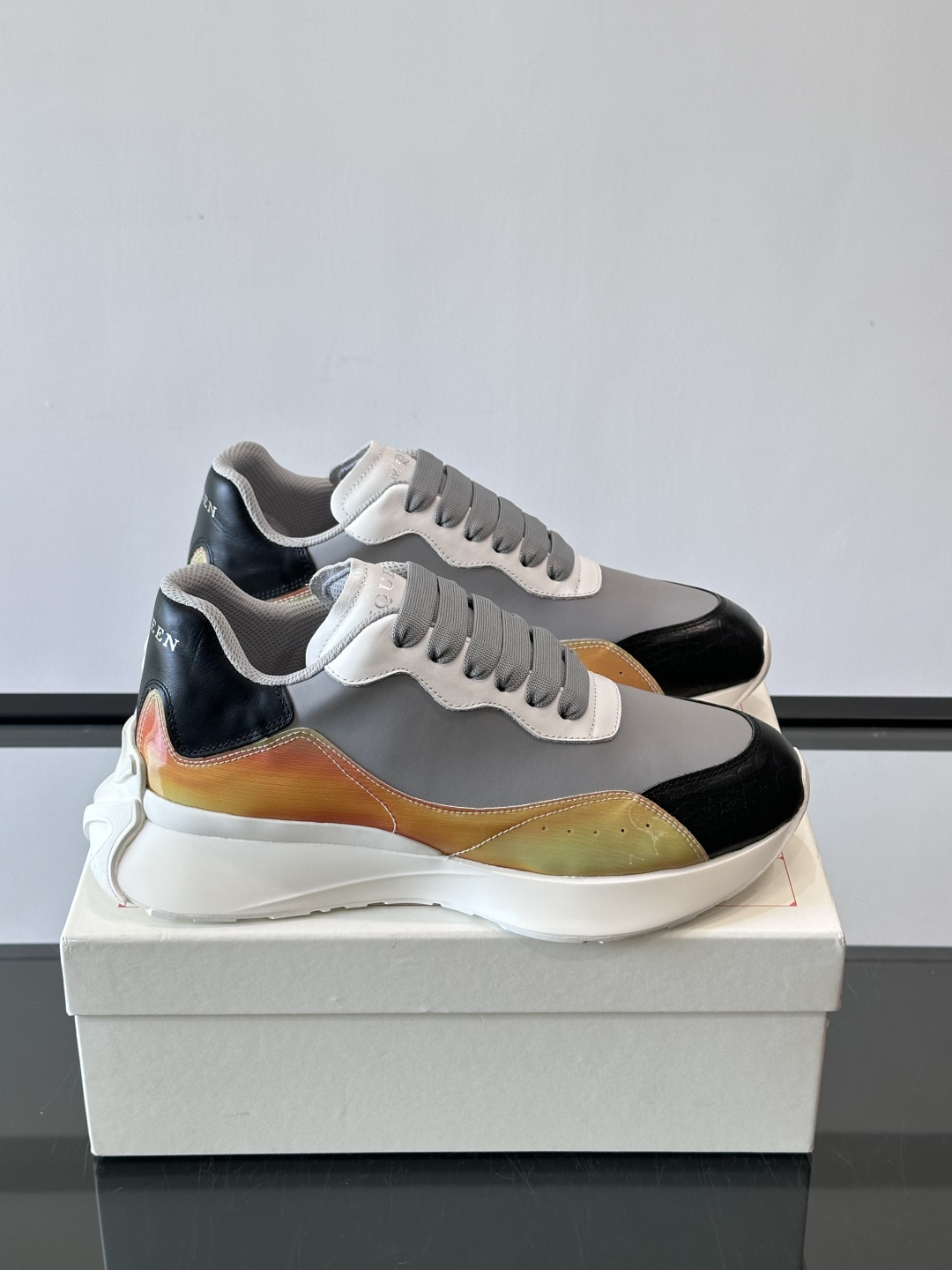 Alexander McQueen休闲运动鞋灵感源自80年代复古跑鞋，采用多材质拼接，牛皮革与织物结合，