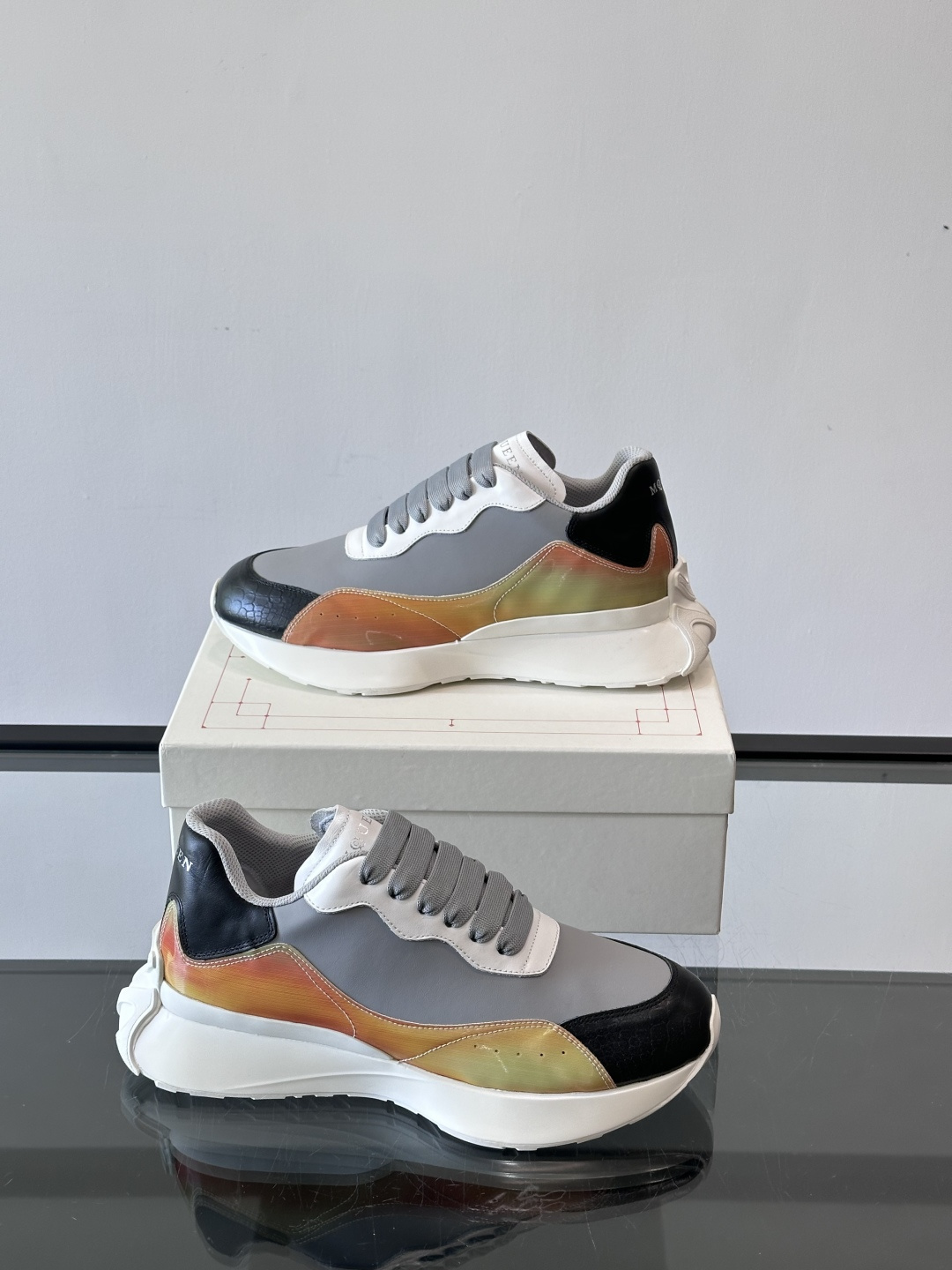 Alexander McQueen休闲运动鞋灵感源自80年代复古跑鞋，采用多材质拼接，牛皮革与织物结合，