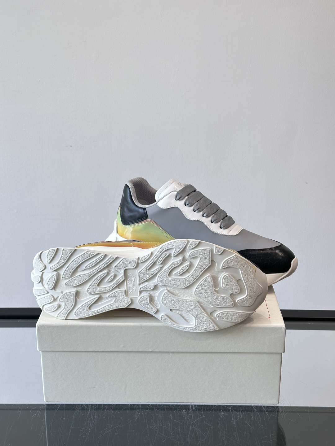 Alexander McQueen休闲运动鞋灵感源自80年代复古跑鞋，采用多材质拼接，牛皮革与织物结合，