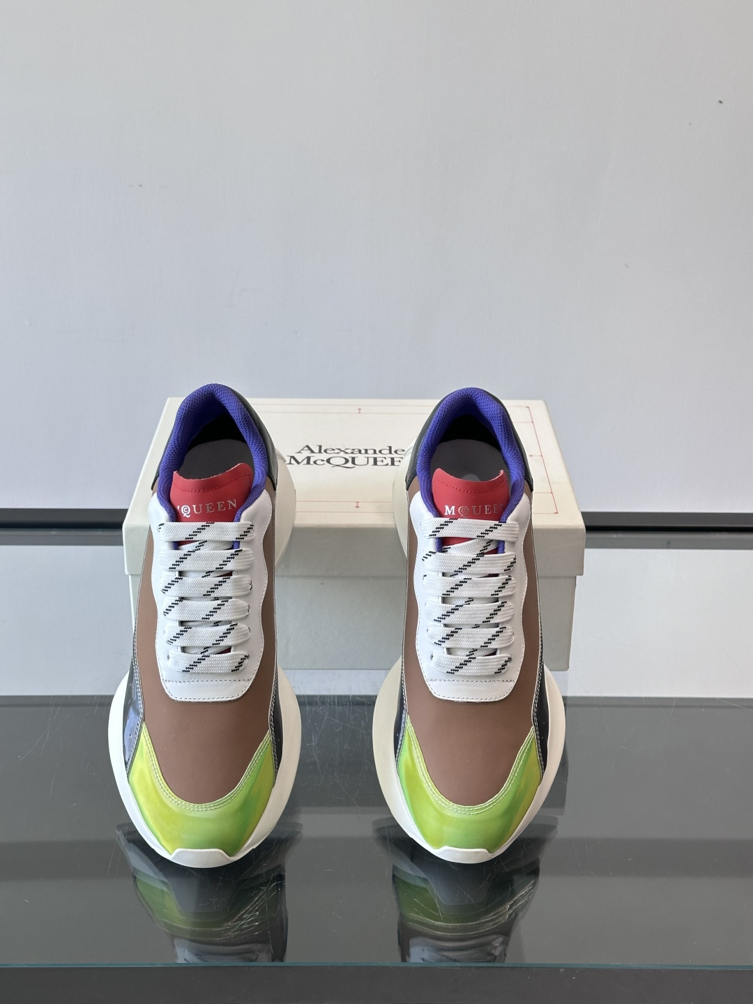 Alexander McQueen休闲运动鞋灵感源自80年代复古跑鞋，采用多材质拼接，牛皮革与织物结合，