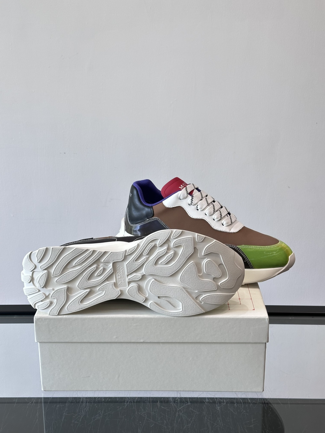 Alexander McQueen休闲运动鞋灵感源自80年代复古跑鞋，采用多材质拼接，牛皮革与织物结合，