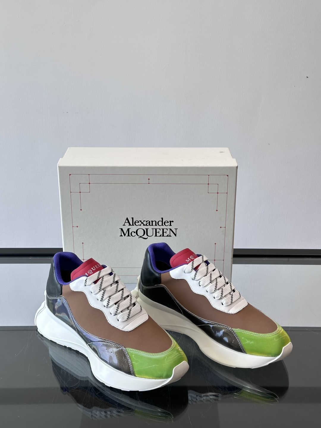 Alexander McQueen休闲运动鞋灵感源自80年代复古跑鞋，采用多材质拼接，牛皮革与织物结合，