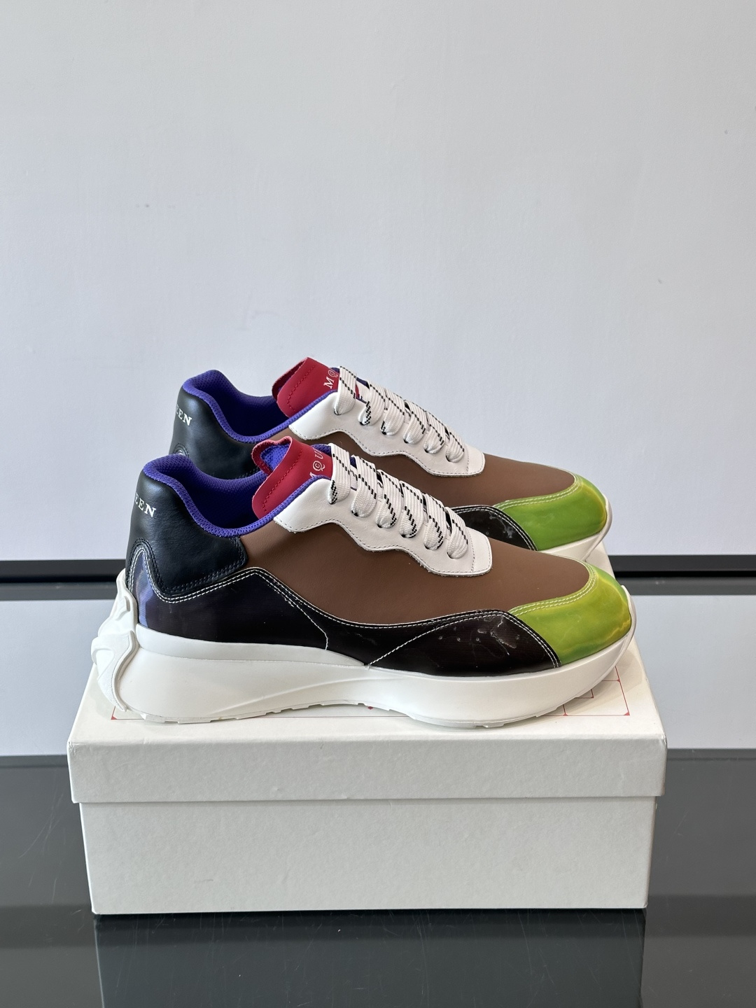 Alexander McQueen休闲运动鞋灵感源自80年代复古跑鞋，采用多材质拼接，牛皮革与织物结合，