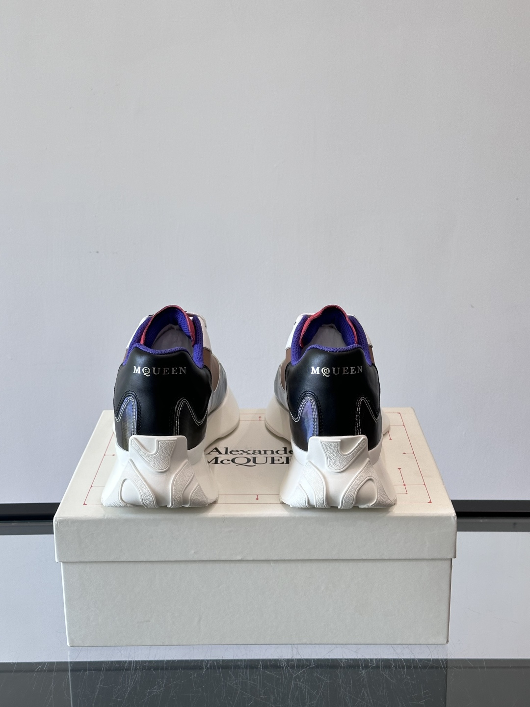 Alexander McQueen休闲运动鞋灵感源自80年代复古跑鞋，采用多材质拼接，牛皮革与织物结合，
