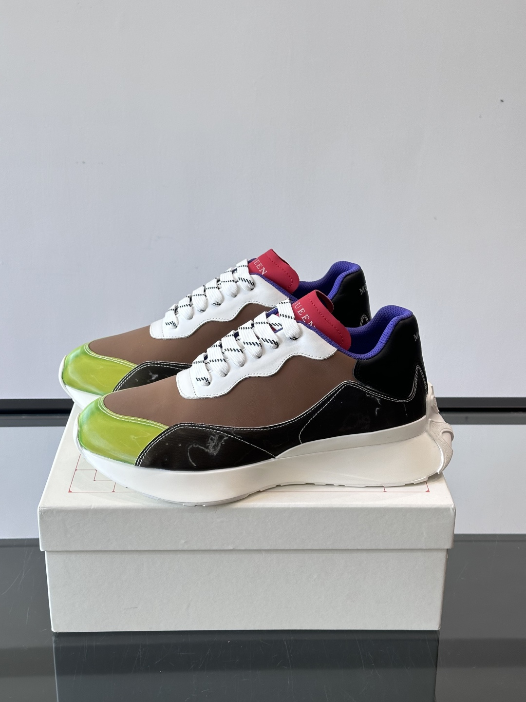 Alexander McQueen休闲运动鞋灵感源自80年代复古跑鞋，采用多材质拼接，牛皮革与织物结合，