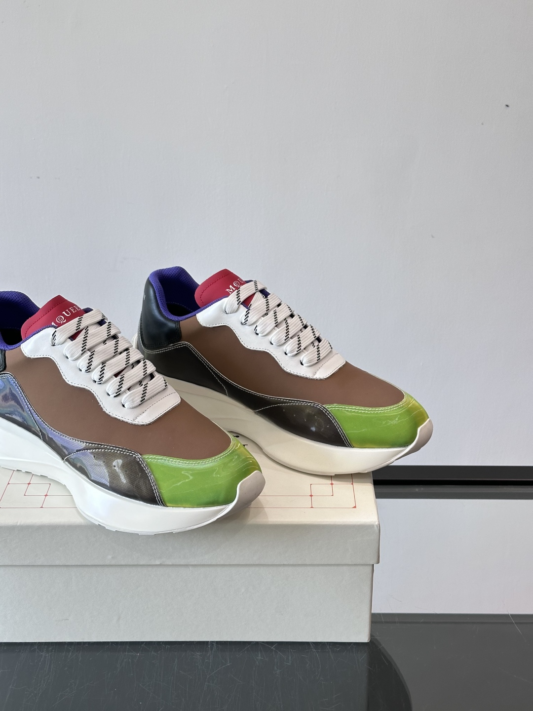 Alexander McQueen休闲运动鞋灵感源自80年代复古跑鞋，采用多材质拼接，牛皮革与织物结合，