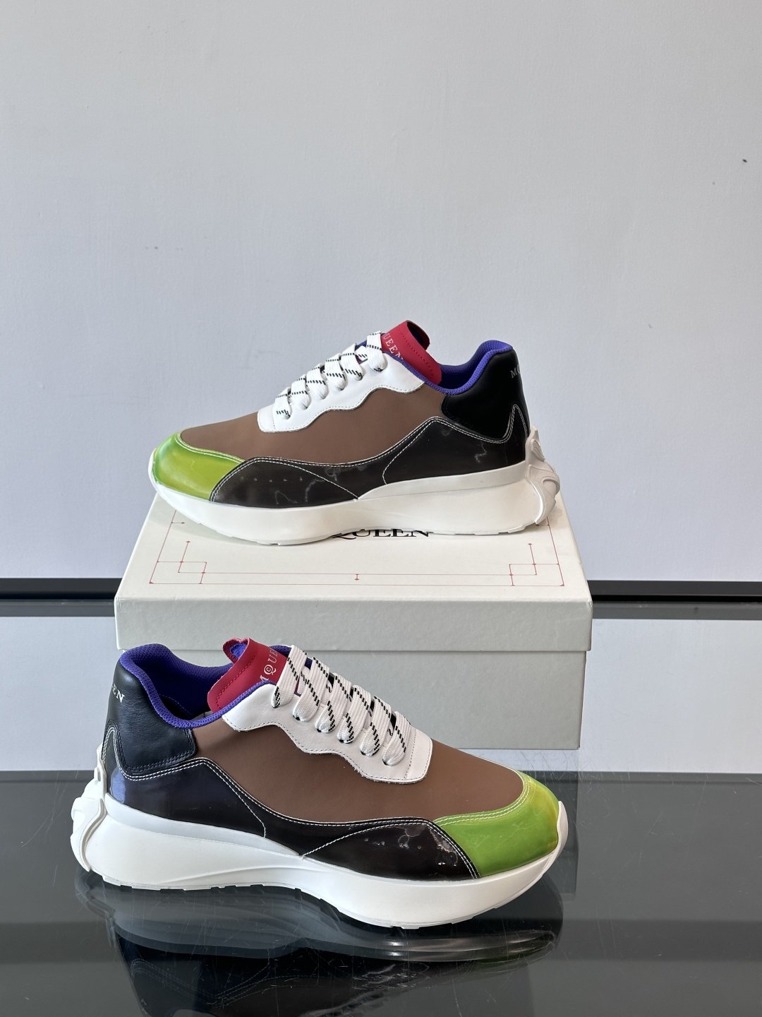 Alexander McQueen休闲运动鞋灵感源自80年代复古跑鞋，采用多材质拼接，牛皮革与织物结合，
