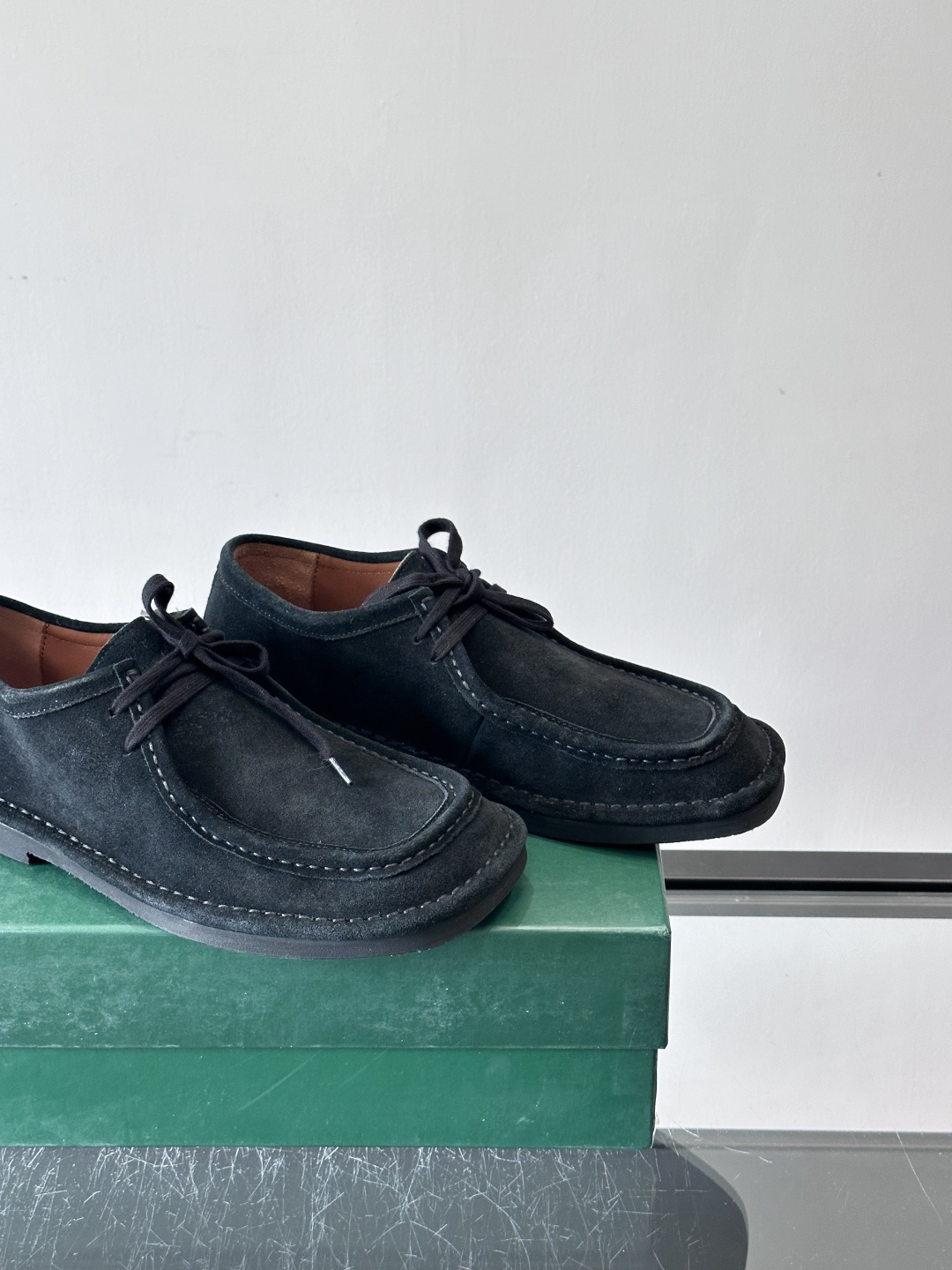 Bottega Veneta 麂皮乐福鞋VBottega Veneta这款乐福鞋选用高品质麂皮，触感柔软