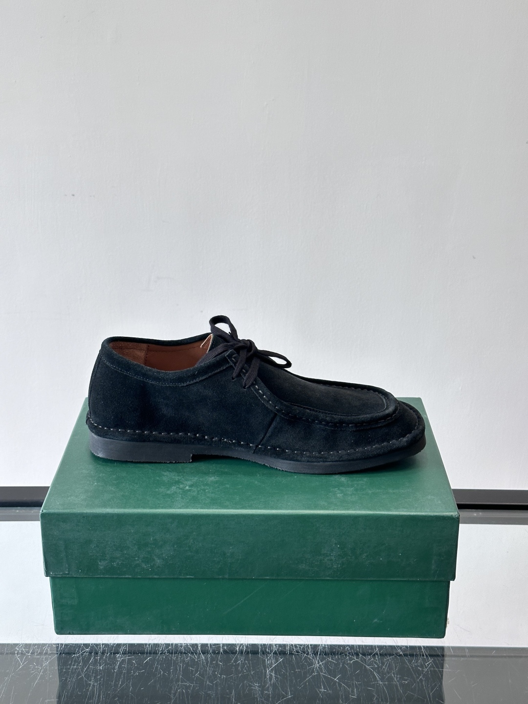 Bottega Veneta 麂皮乐福鞋VBottega Veneta这款乐福鞋选用高品质麂皮，触感柔软