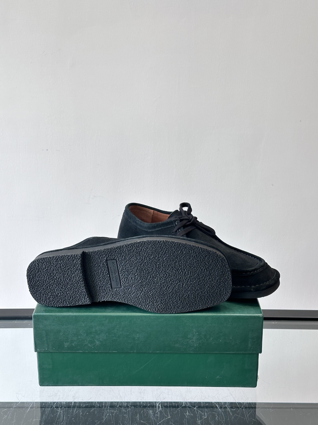 Bottega Veneta 麂皮乐福鞋VBottega Veneta这款乐福鞋选用高品质麂皮，触感柔软