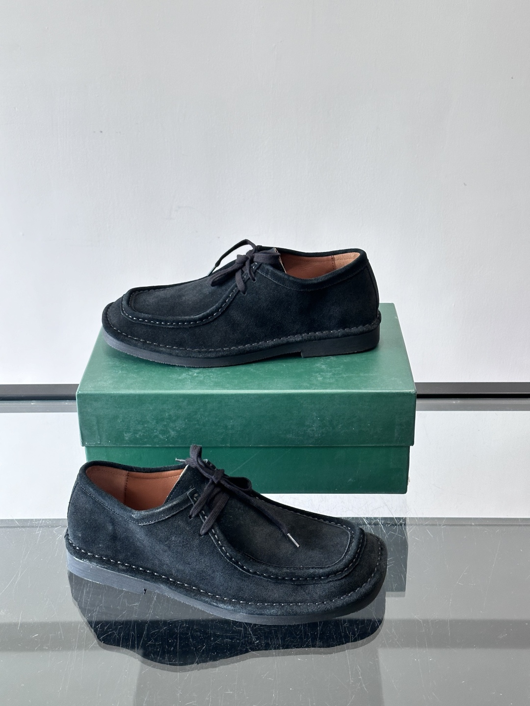 Bottega Veneta 麂皮乐福鞋VBottega Veneta这款乐福鞋选用高品质麂皮，触感柔软