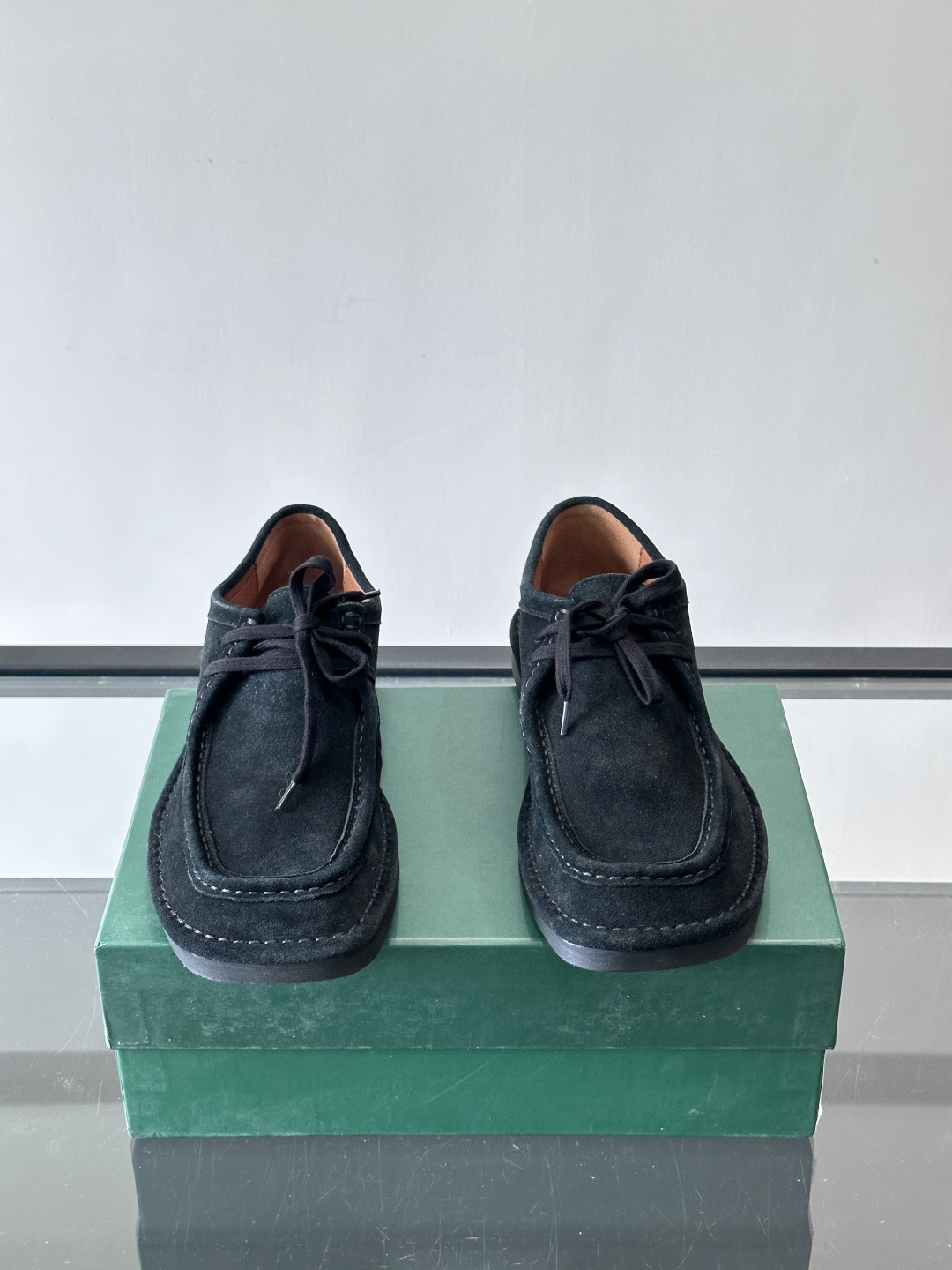 Bottega Veneta 麂皮乐福鞋VBottega Veneta这款乐福鞋选用高品质麂皮，触感柔软