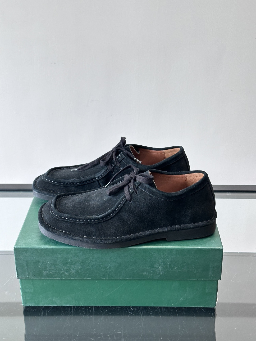 Bottega Veneta 麂皮乐福鞋VBottega Veneta这款乐福鞋选用高品质麂皮，触感柔软