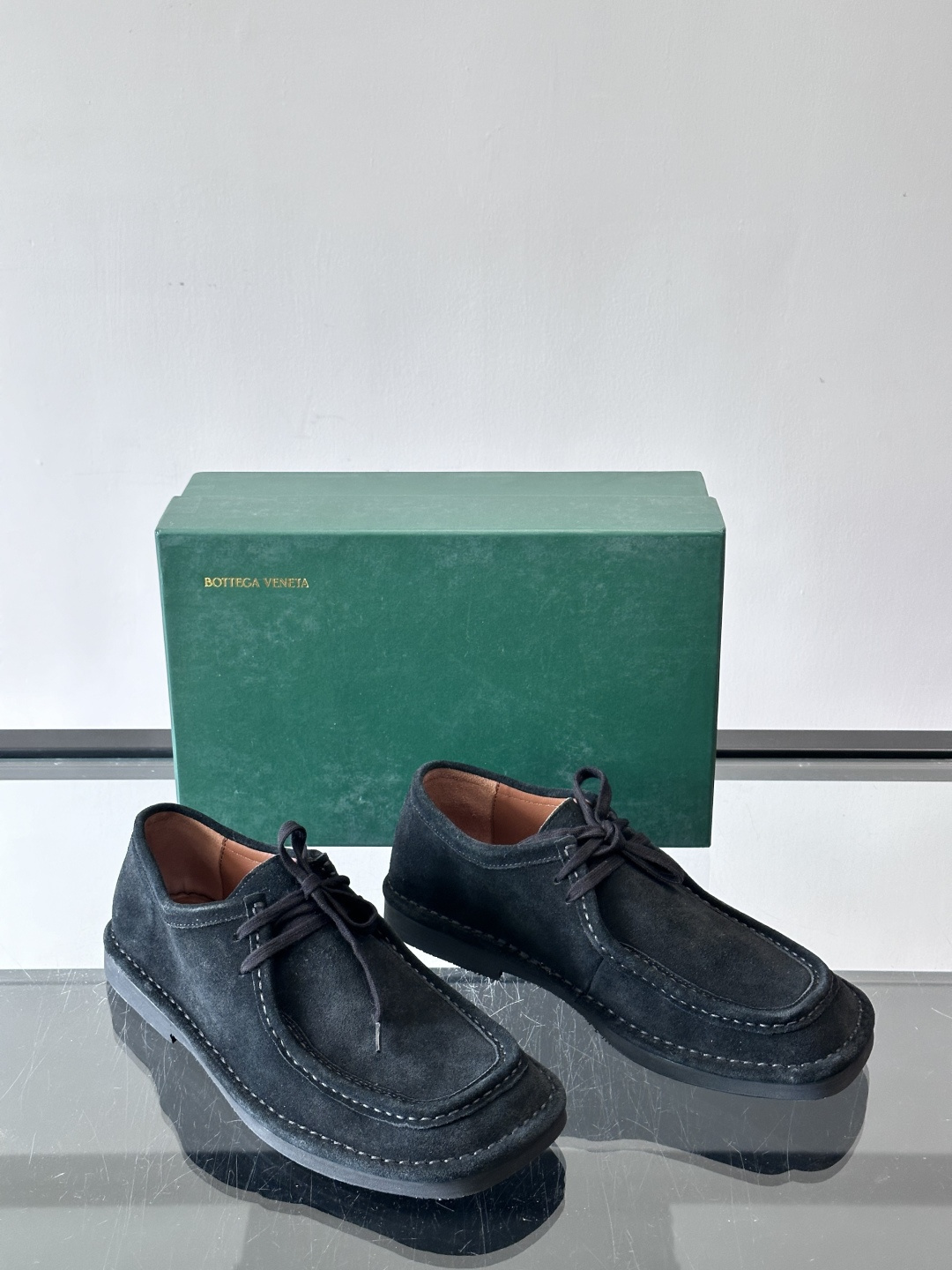 Bottega Veneta 麂皮乐福鞋VBottega Veneta这款乐福鞋选用高品质麂皮，触感柔软