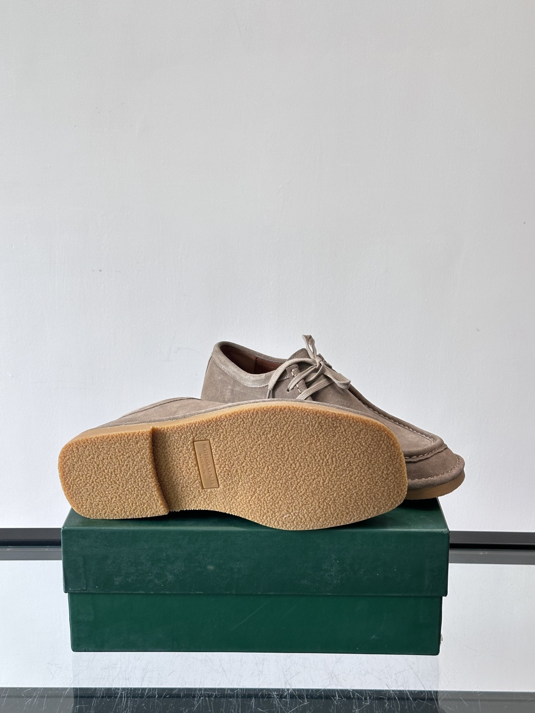 Bottega Veneta 麂皮乐福鞋VBottega Veneta这款乐福鞋选用高品质麂皮，触感柔软