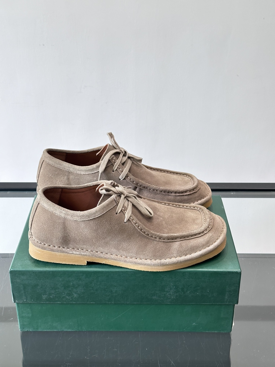 Bottega Veneta 麂皮乐福鞋VBottega Veneta这款乐福鞋选用高品质麂皮，触感柔软