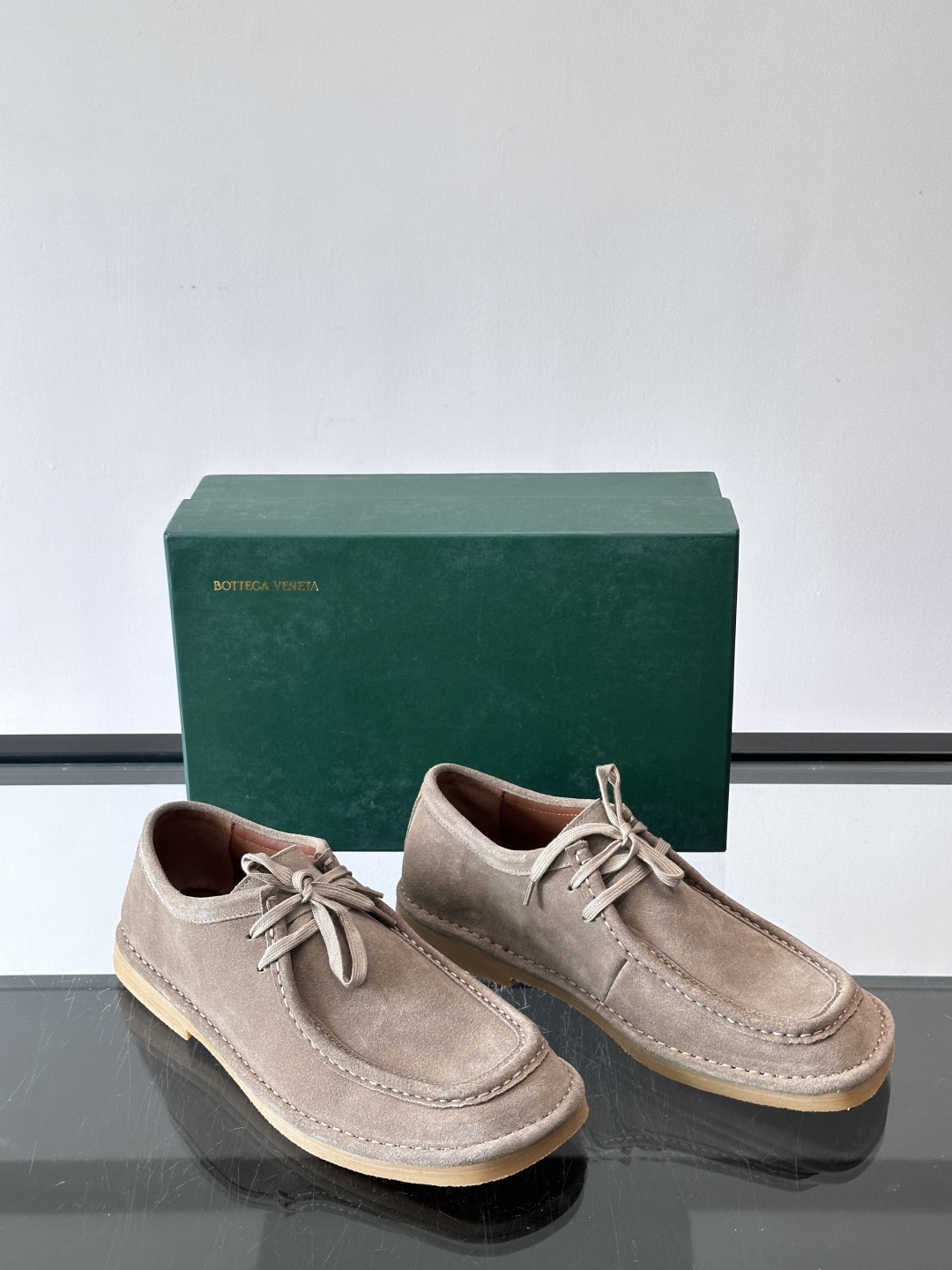 Bottega Veneta 麂皮乐福鞋VBottega Veneta这款乐福鞋选用高品质麂皮，触感柔软