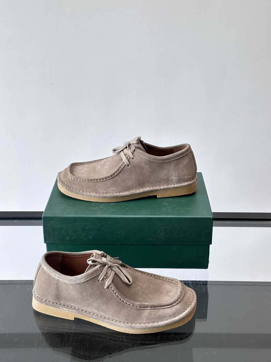 Bottega Veneta 麂皮乐福鞋VBottega Veneta这款乐福鞋选用高品质麂皮，触感柔软