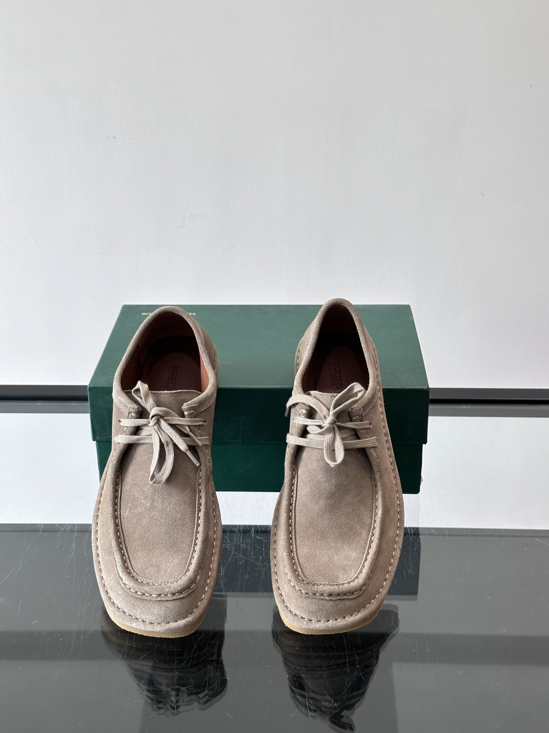 Bottega Veneta 麂皮乐福鞋VBottega Veneta这款乐福鞋选用高品质麂皮，触感柔软