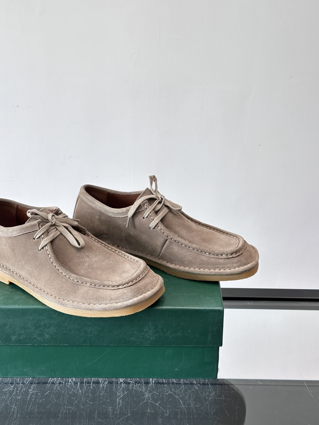 Bottega Veneta 麂皮乐福鞋VBottega Veneta这款乐福鞋选用高品质麂皮，触感柔软