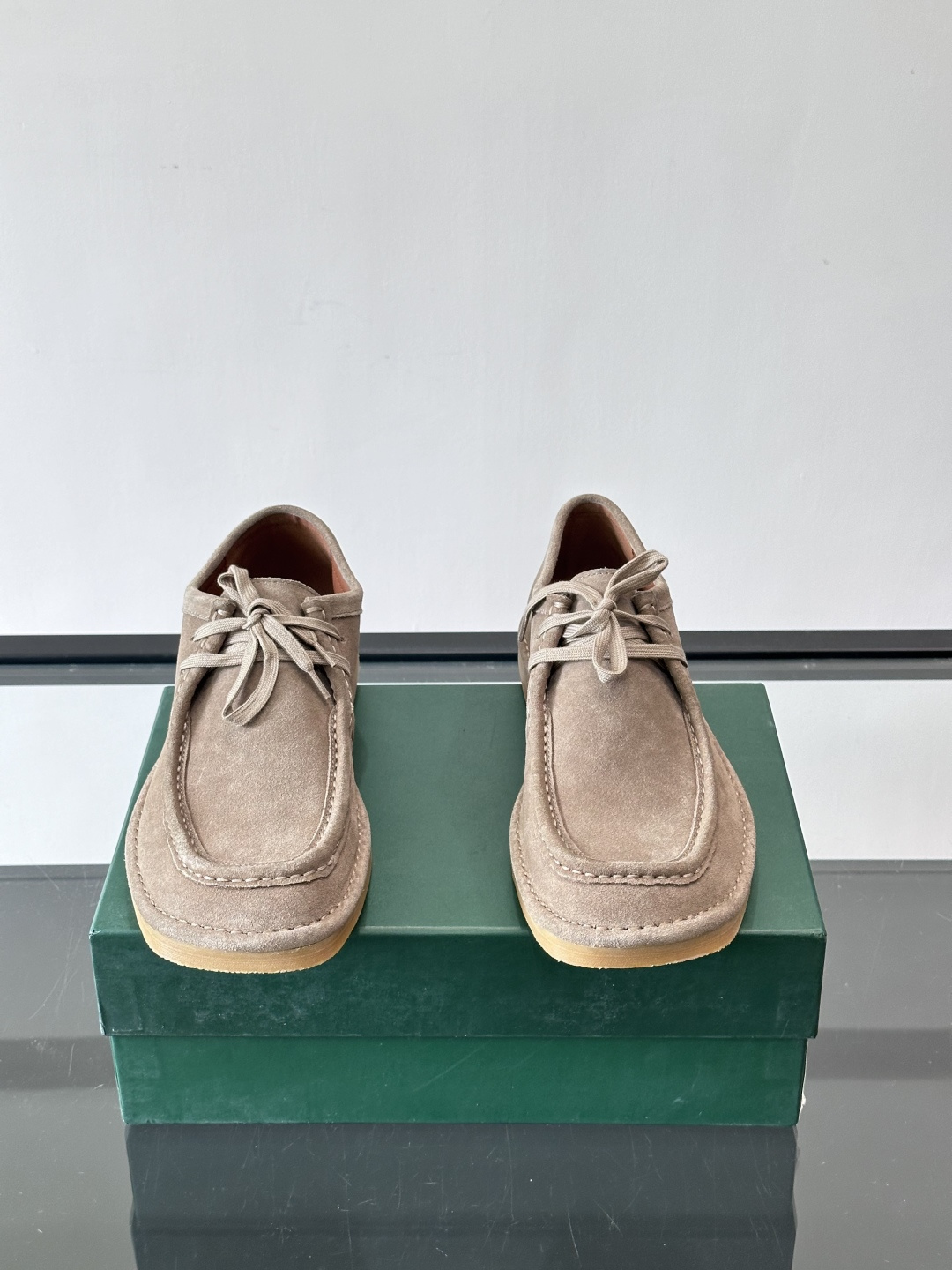 Bottega Veneta 麂皮乐福鞋VBottega Veneta这款乐福鞋选用高品质麂皮，触感柔软