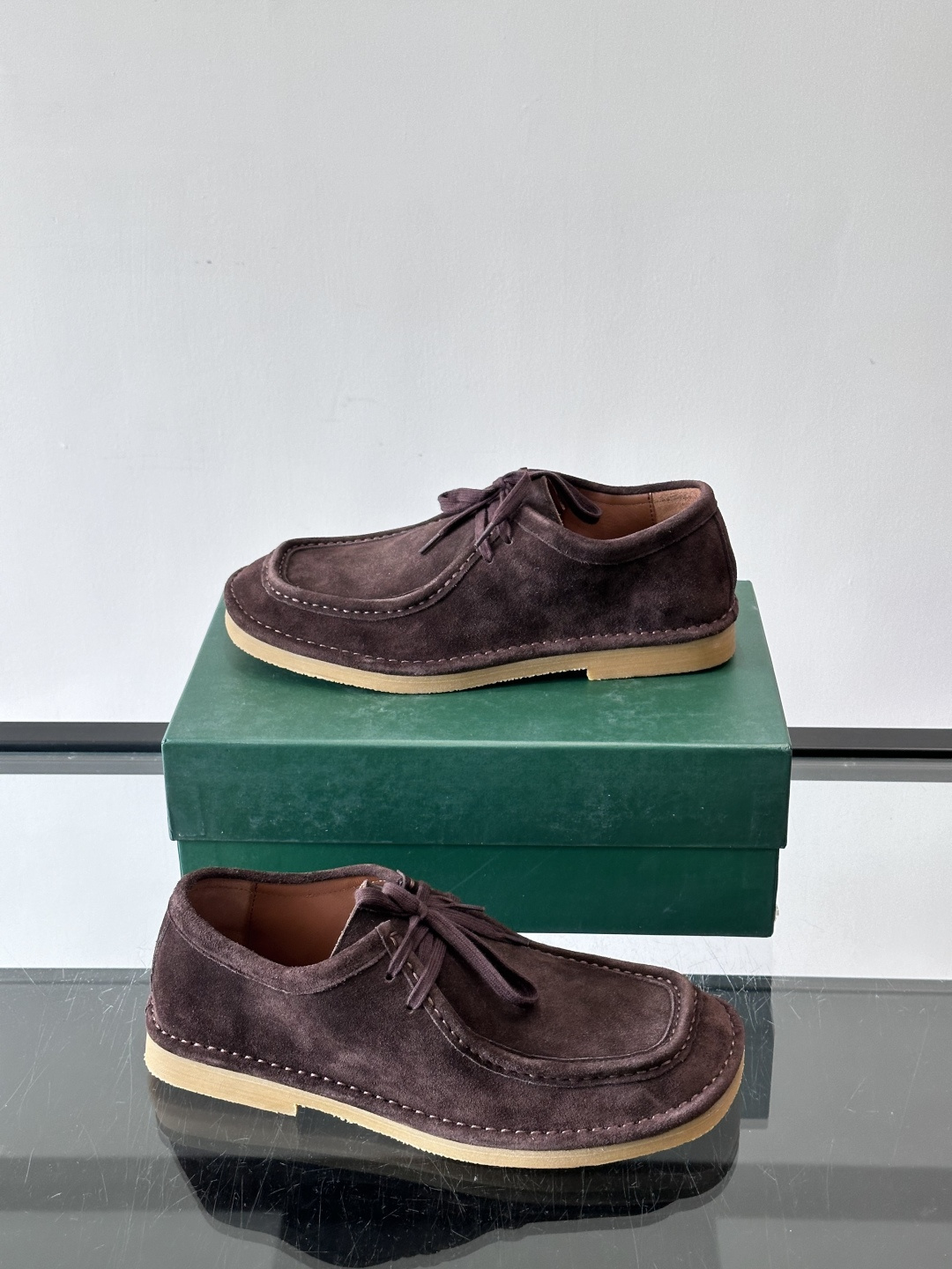 Bottega Veneta 麂皮乐福鞋VBottega Veneta这款乐福鞋选用高品质麂皮，触感柔软