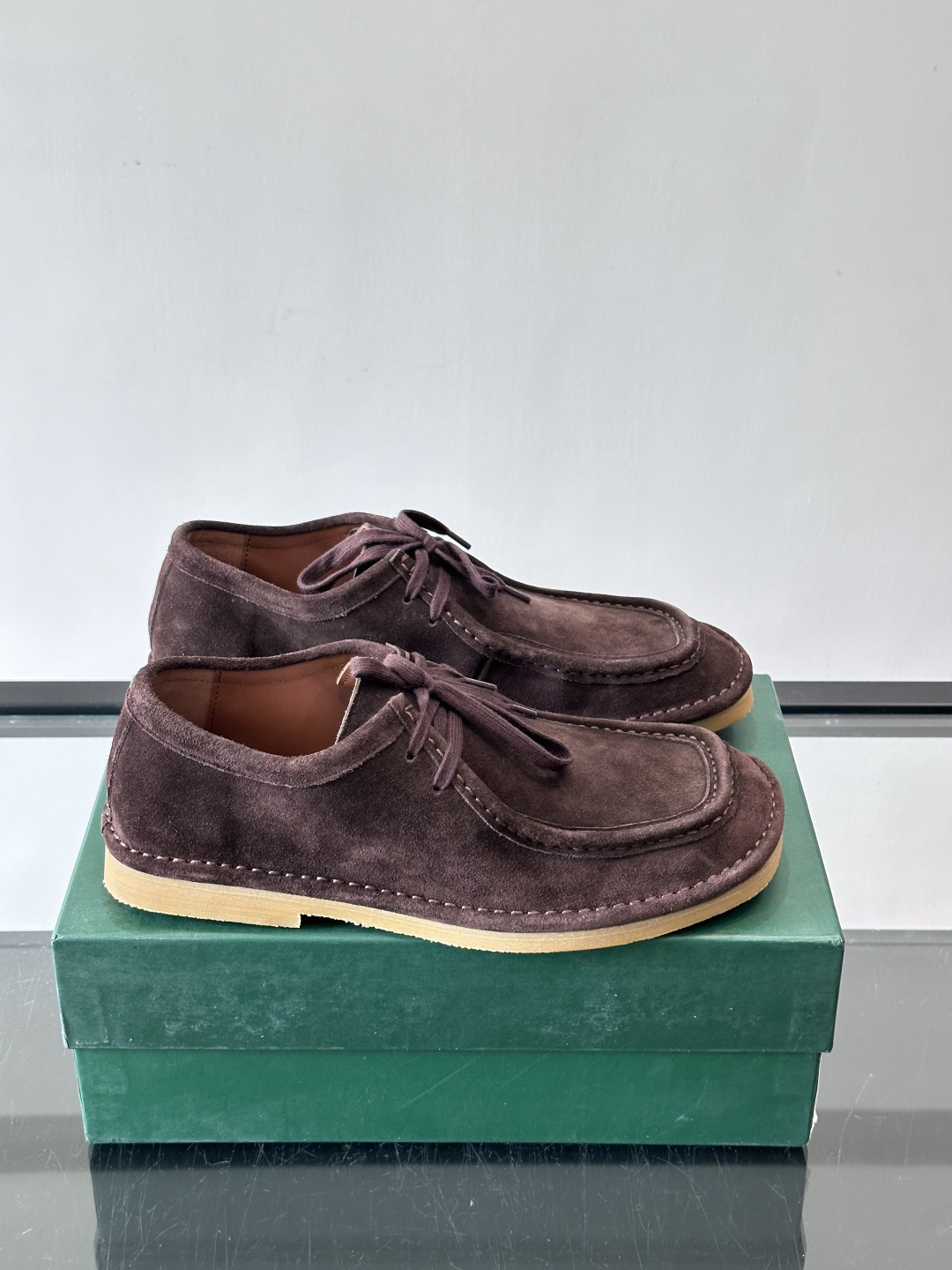 Bottega Veneta 麂皮乐福鞋VBottega Veneta这款乐福鞋选用高品质麂皮，触感柔软