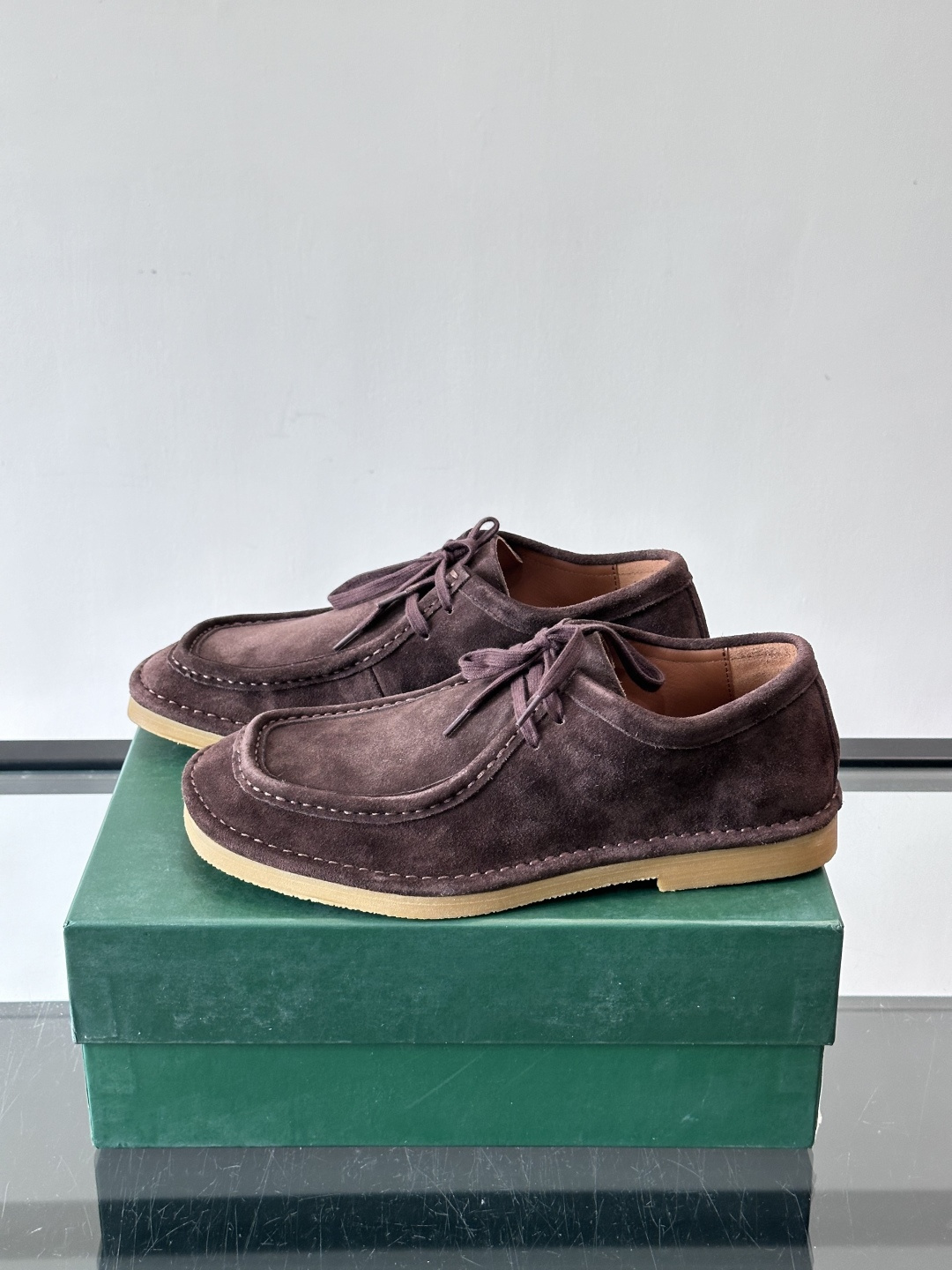 Bottega Veneta 麂皮乐福鞋VBottega Veneta这款乐福鞋选用高品质麂皮，触感柔软