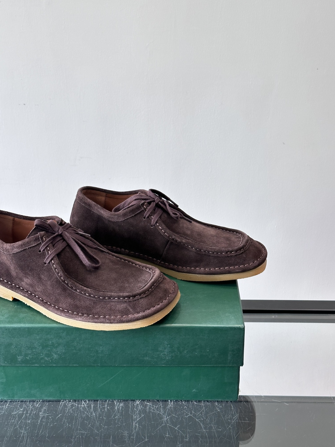 Bottega Veneta 麂皮乐福鞋VBottega Veneta这款乐福鞋选用高品质麂皮，触感柔软