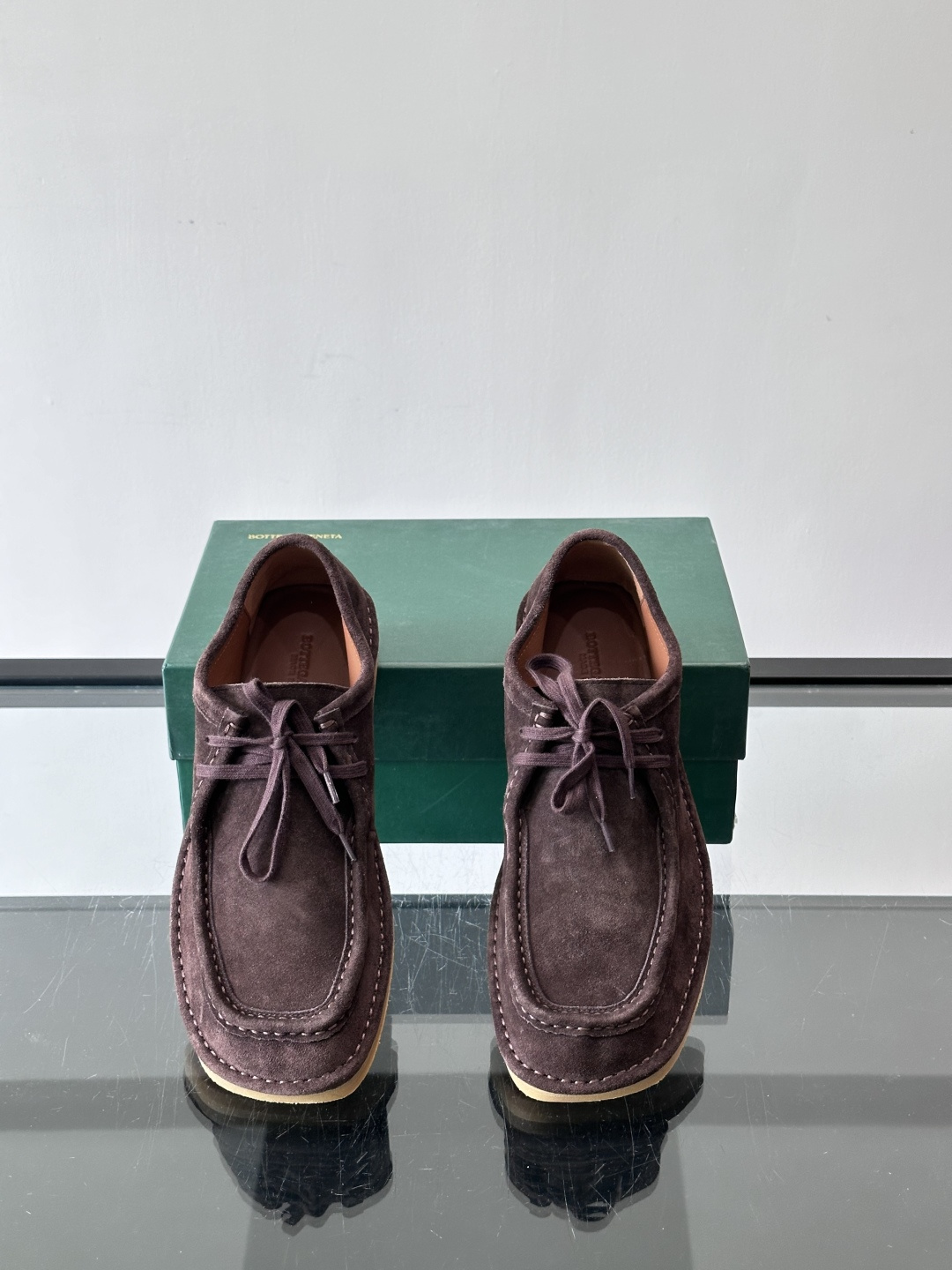 Bottega Veneta 麂皮乐福鞋VBottega Veneta这款乐福鞋选用高品质麂皮，触感柔软