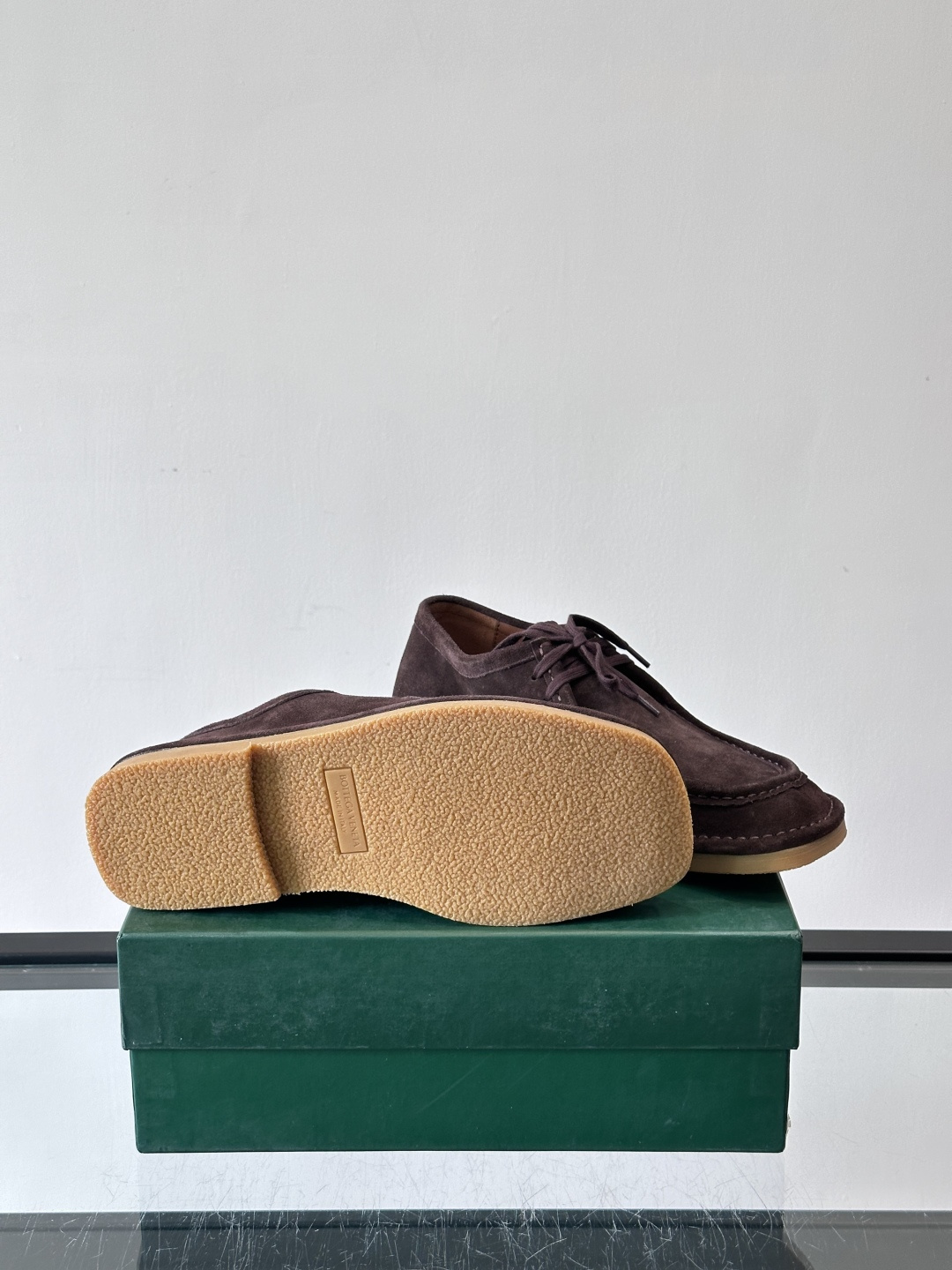 Bottega Veneta 麂皮乐福鞋VBottega Veneta这款乐福鞋选用高品质麂皮，触感柔软