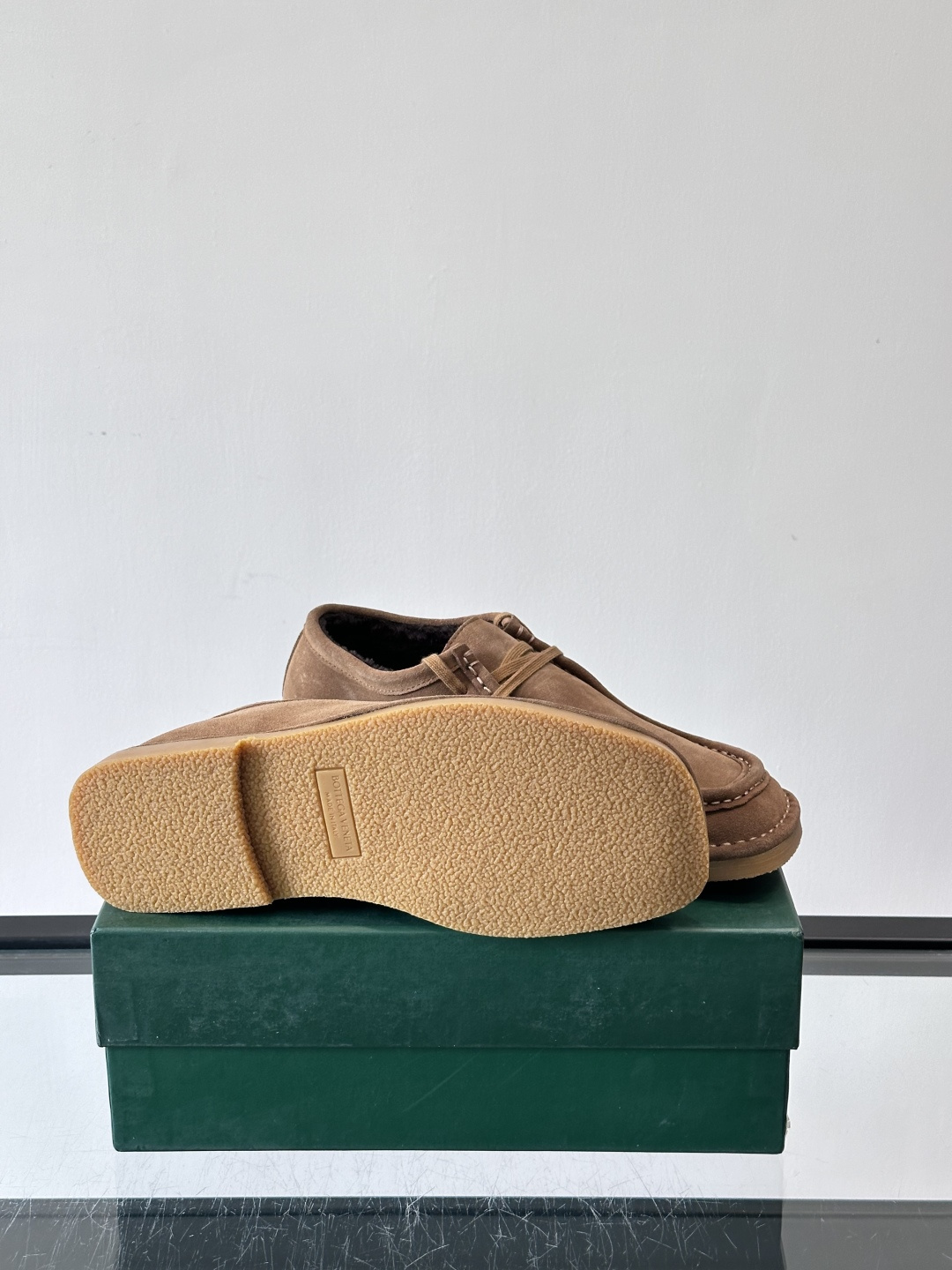 Bottega Veneta 绒里麂皮乐福鞋VBottega Veneta这款绒里乐福鞋选用高品质麂皮，