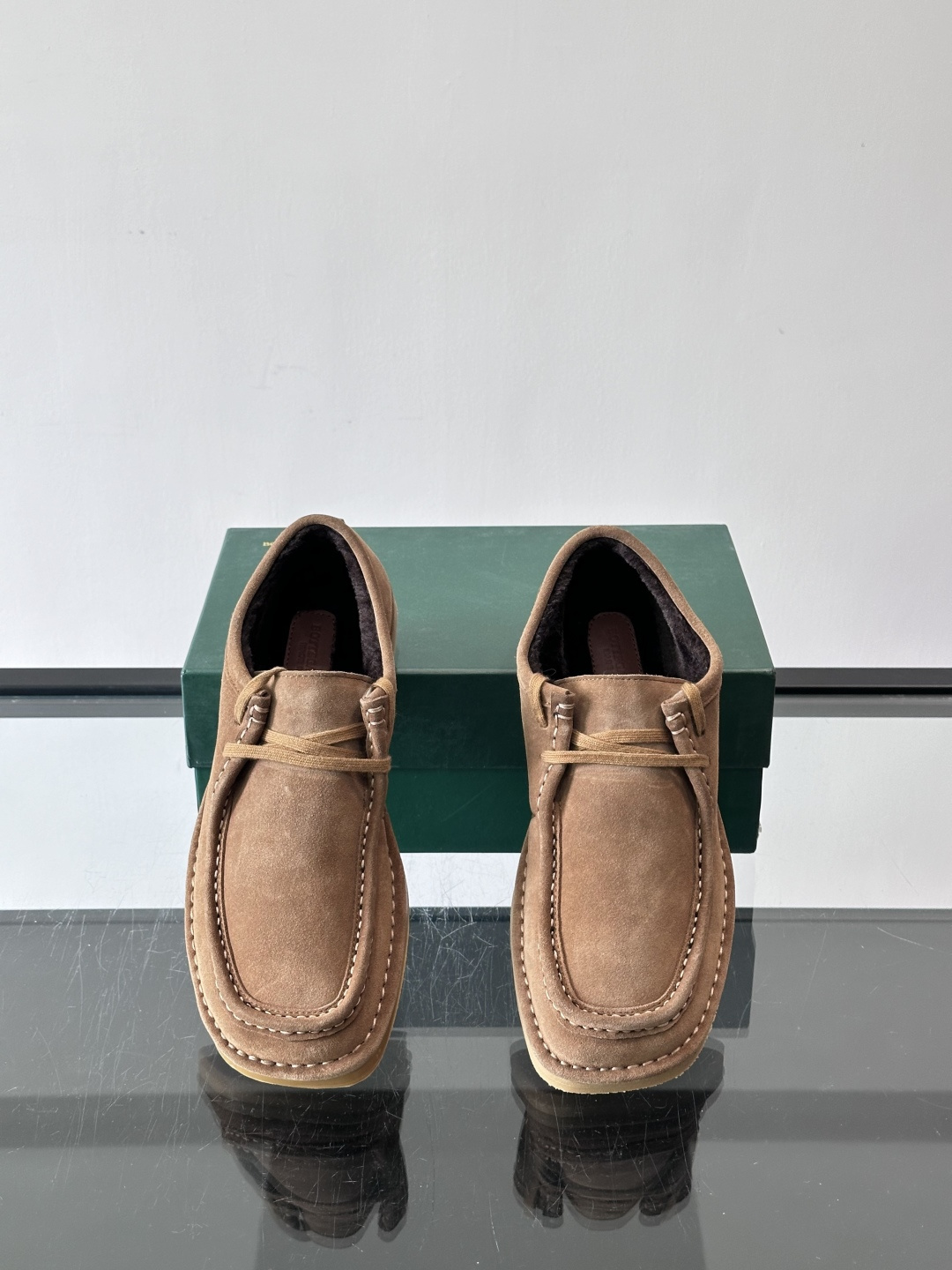 Bottega Veneta 绒里麂皮乐福鞋VBottega Veneta这款绒里乐福鞋选用高品质麂皮，