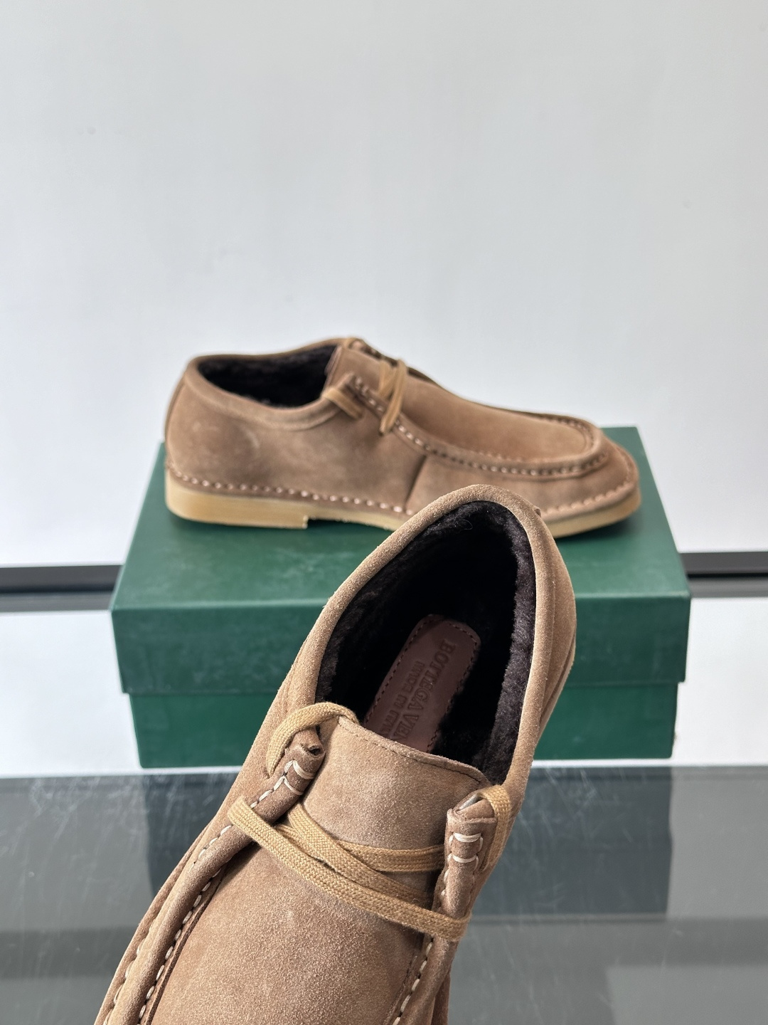 Bottega Veneta 绒里麂皮乐福鞋VBottega Veneta这款绒里乐福鞋选用高品质麂皮，