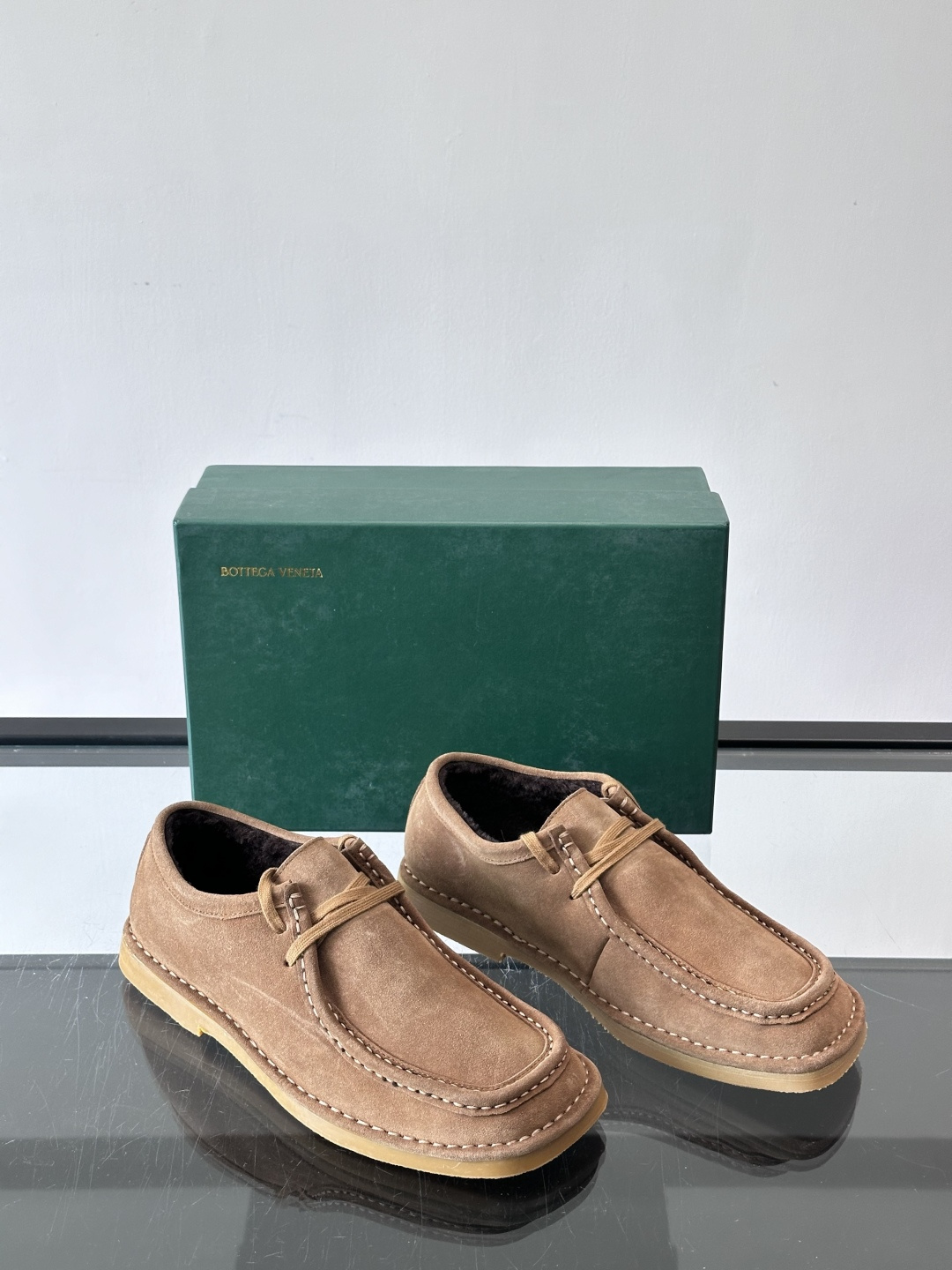 Bottega Veneta 绒里麂皮乐福鞋VBottega Veneta这款绒里乐福鞋选用高品质麂皮，