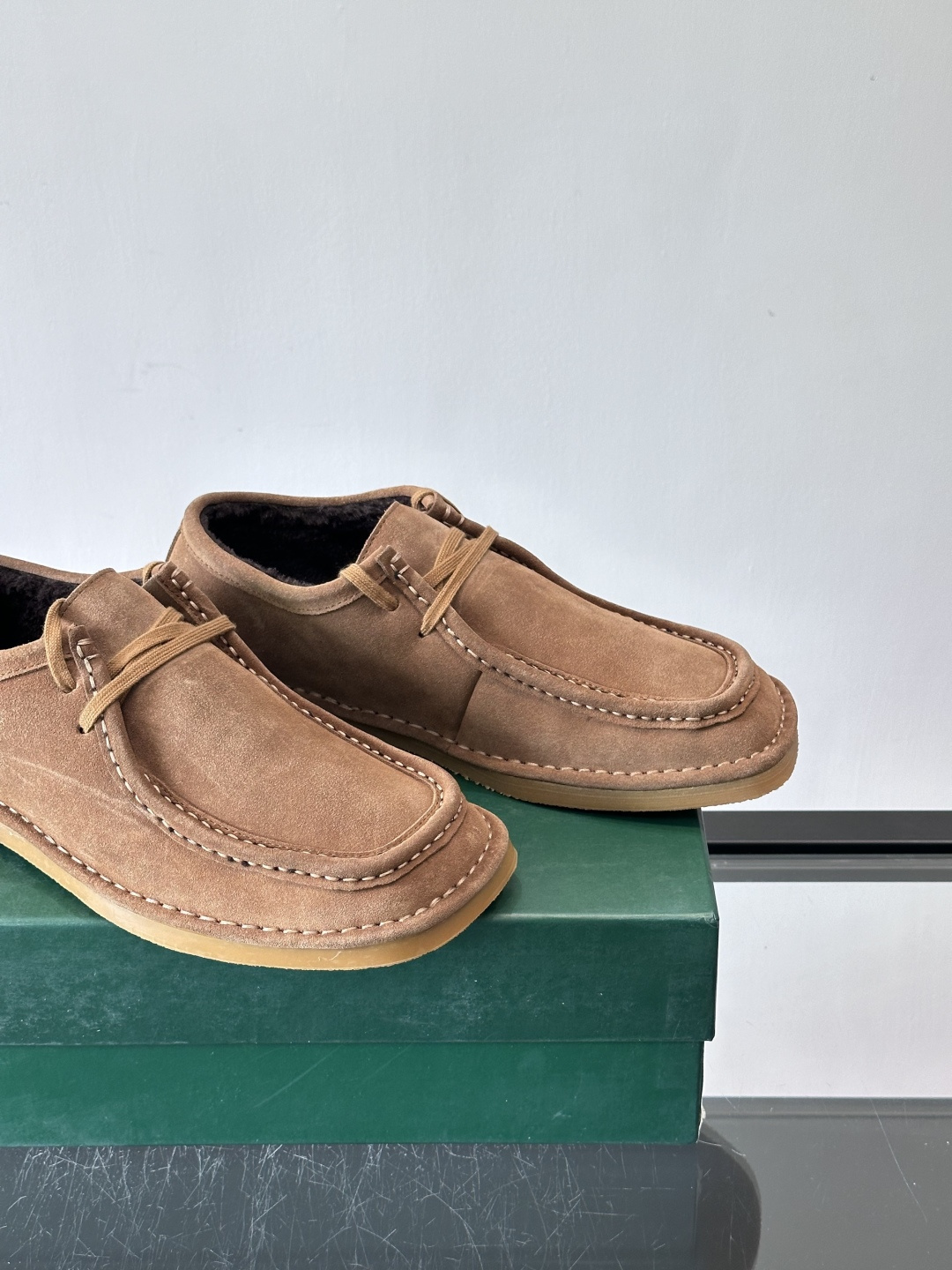 Bottega Veneta 绒里麂皮乐福鞋VBottega Veneta这款绒里乐福鞋选用高品质麂皮，