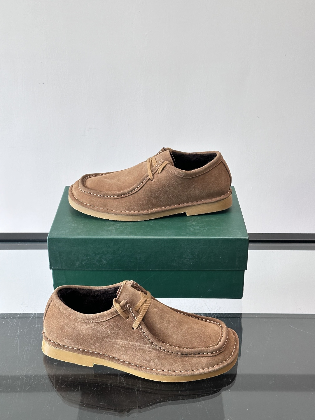 Bottega Veneta 绒里麂皮乐福鞋VBottega Veneta这款绒里乐福鞋选用高品质麂皮，